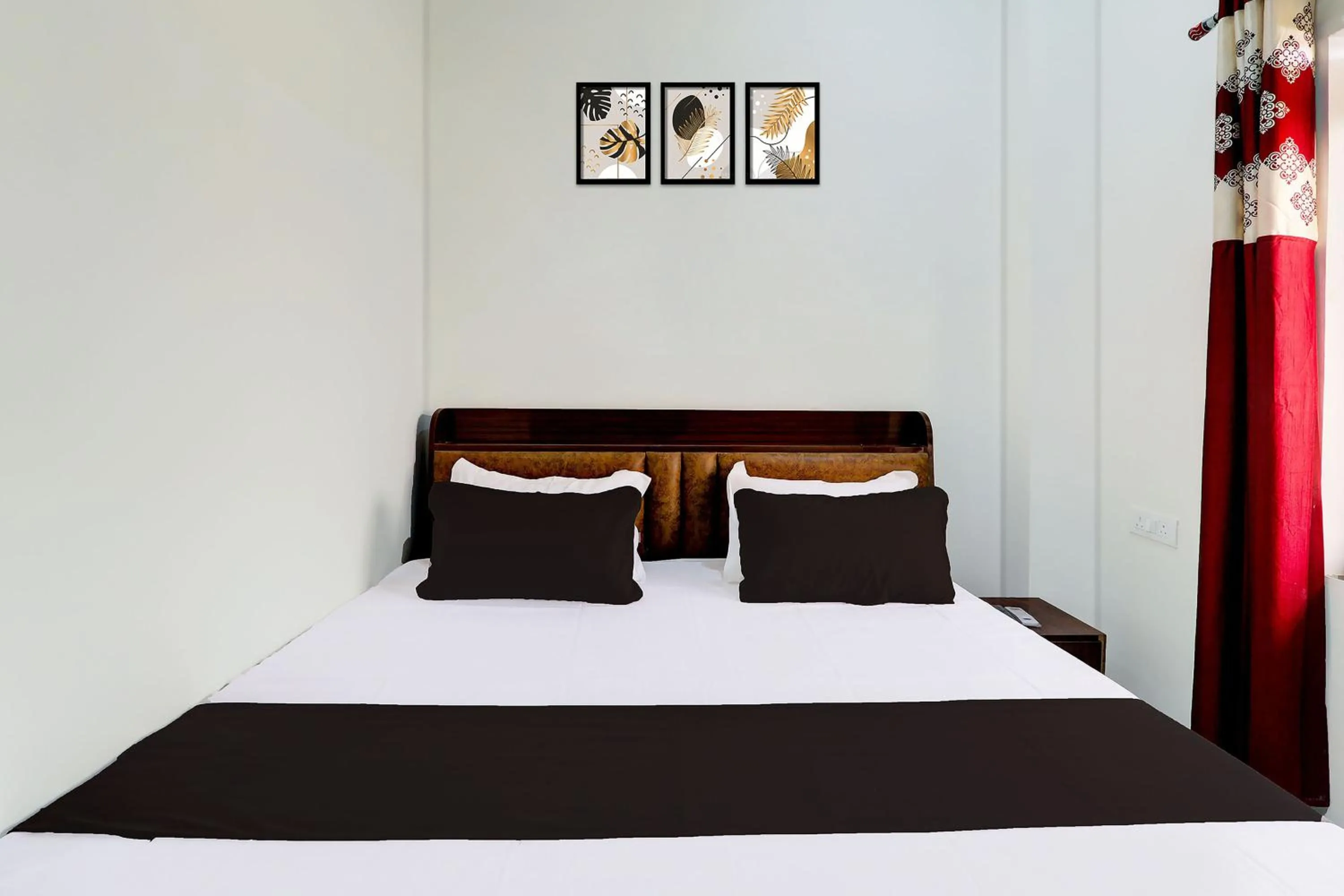 Bedroom, Bed in Hotel O Regalia Palace and Lawn