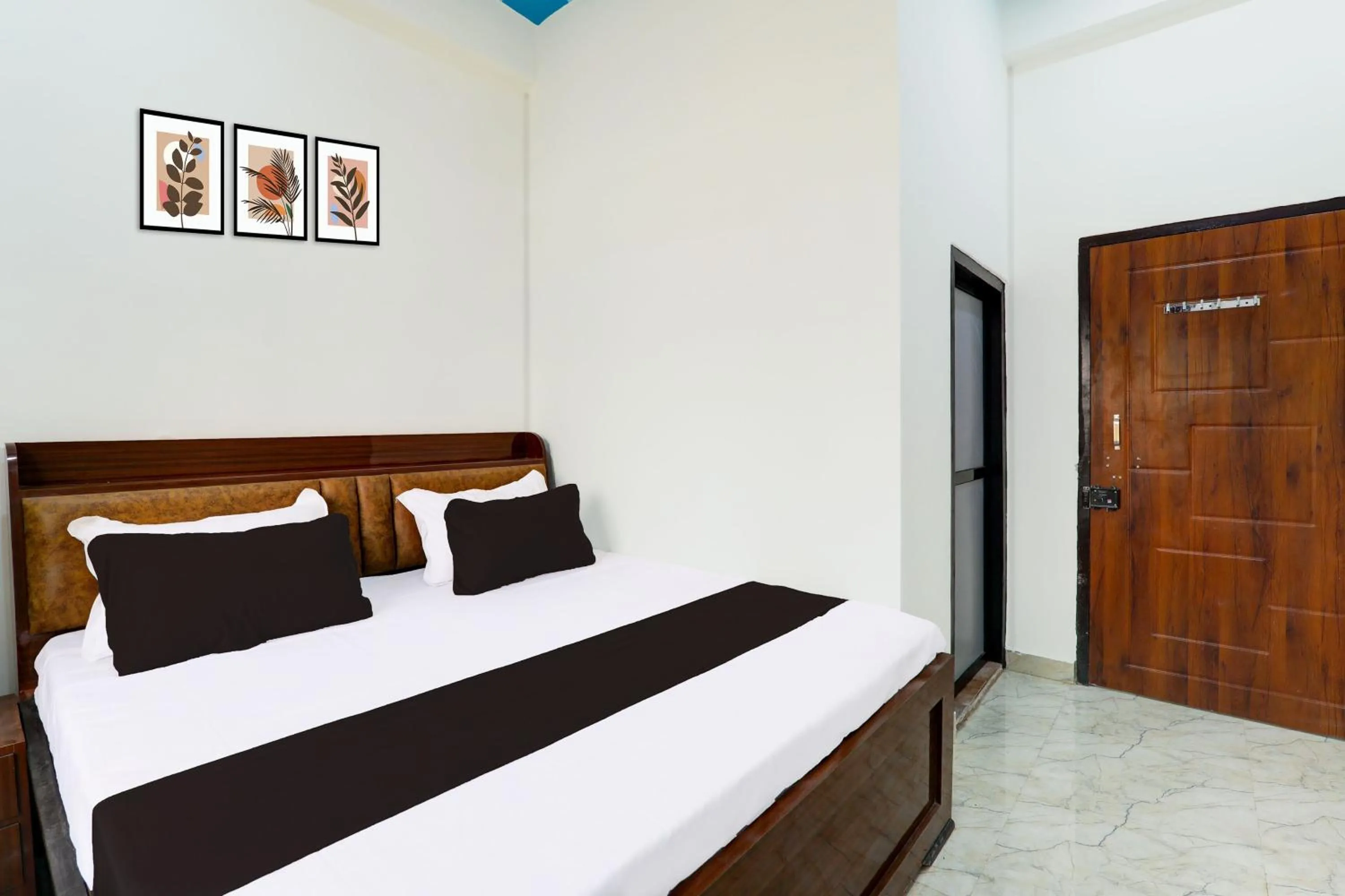 Bedroom, Bed in Hotel O Regalia Palace and Lawn