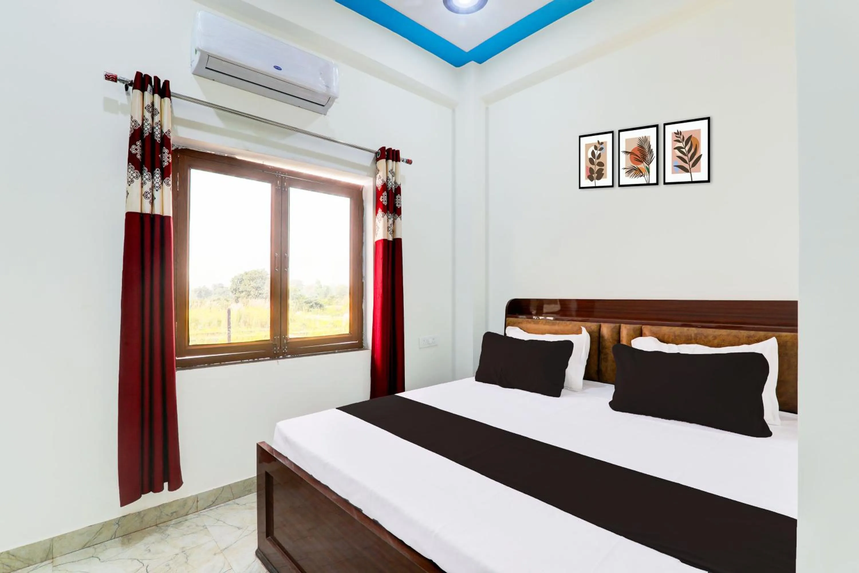 Bedroom, Bed in Hotel O Regalia Palace and Lawn