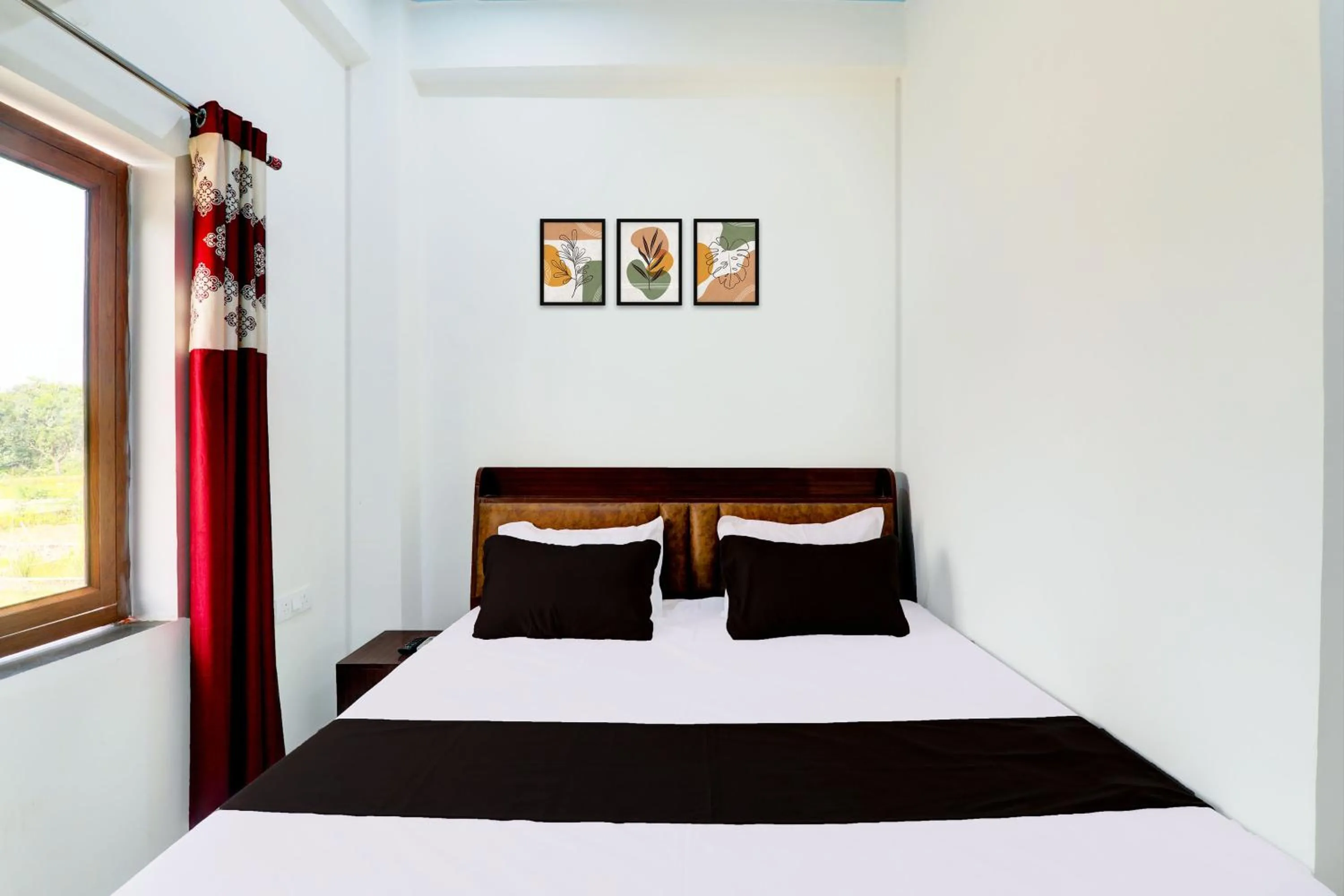 Bedroom, Bed in Hotel O Regalia Palace and Lawn