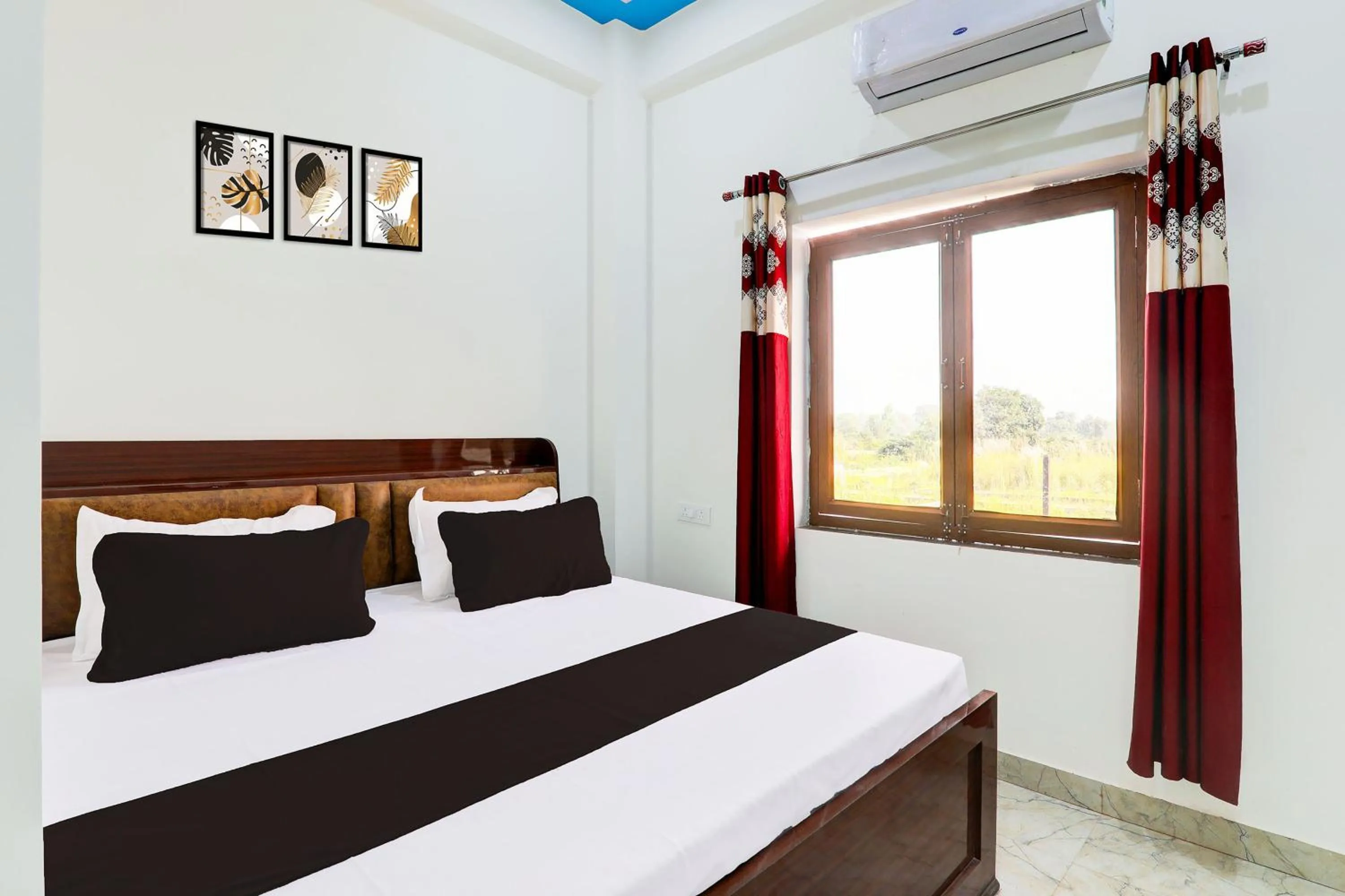 Bedroom, Bed in Hotel O Regalia Palace and Lawn