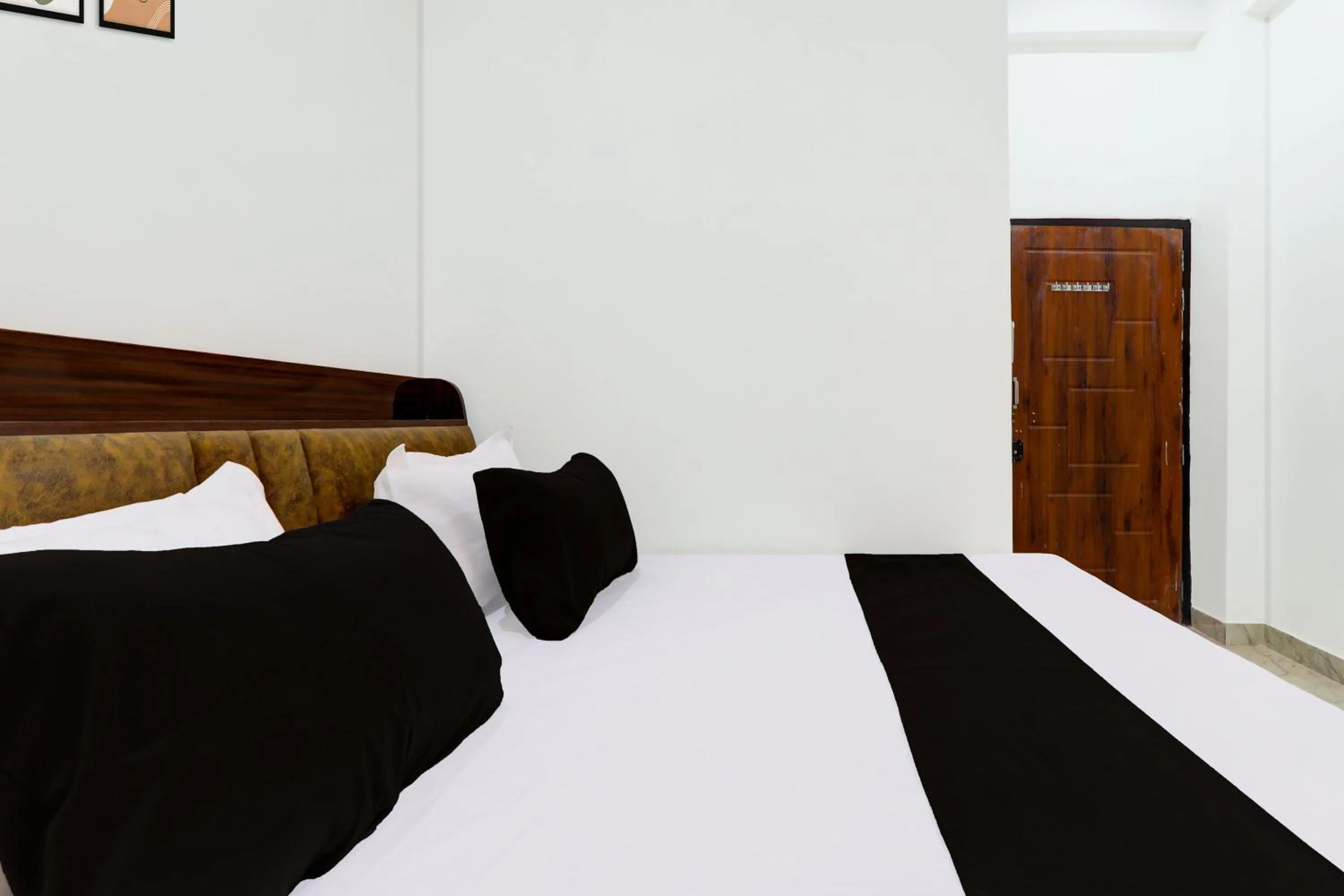 Bedroom, Bed in Hotel O Regalia Palace and Lawn