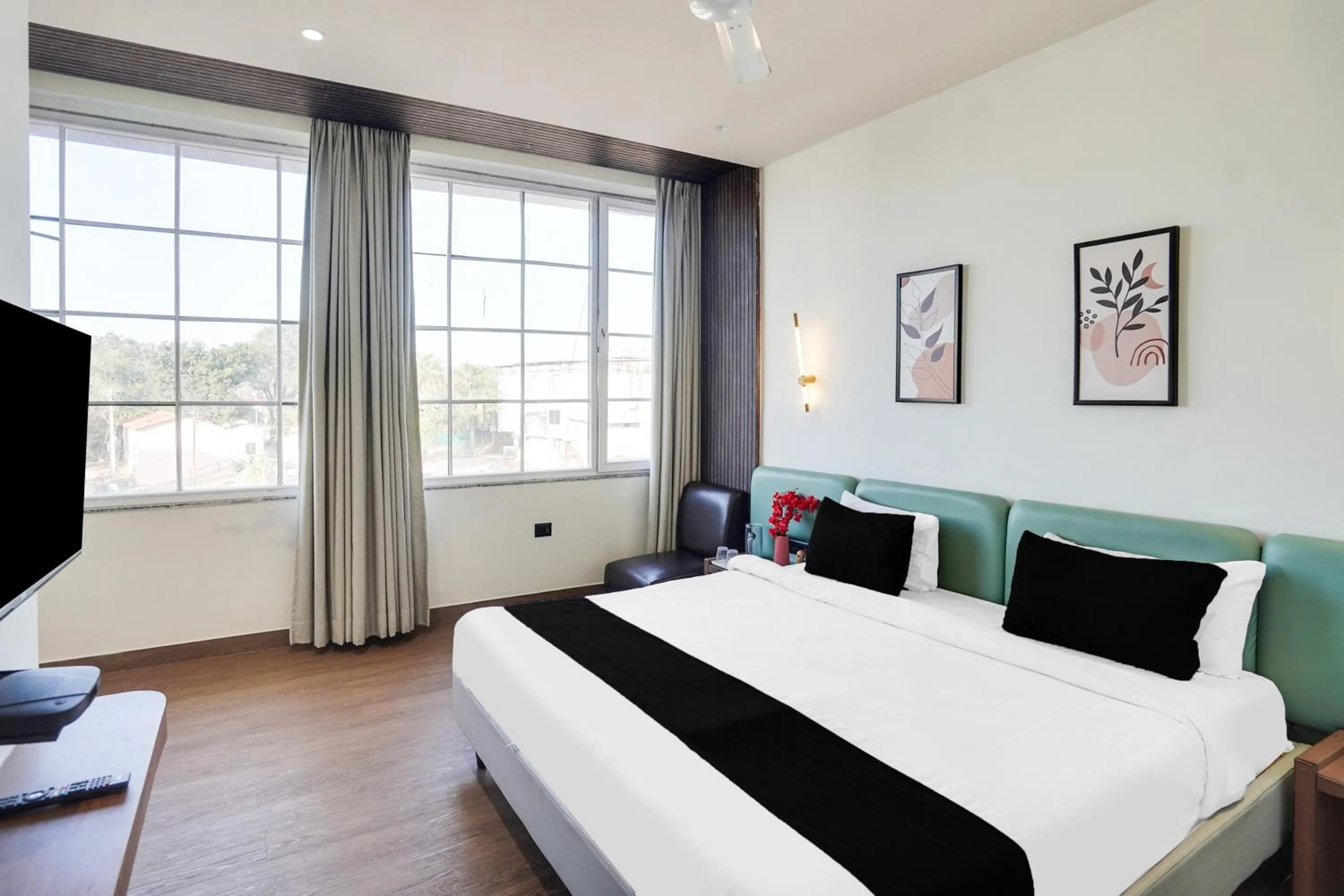 Classic Triple Room - single occupancy in Super Townhouse Arvind Marg Pachamarhi