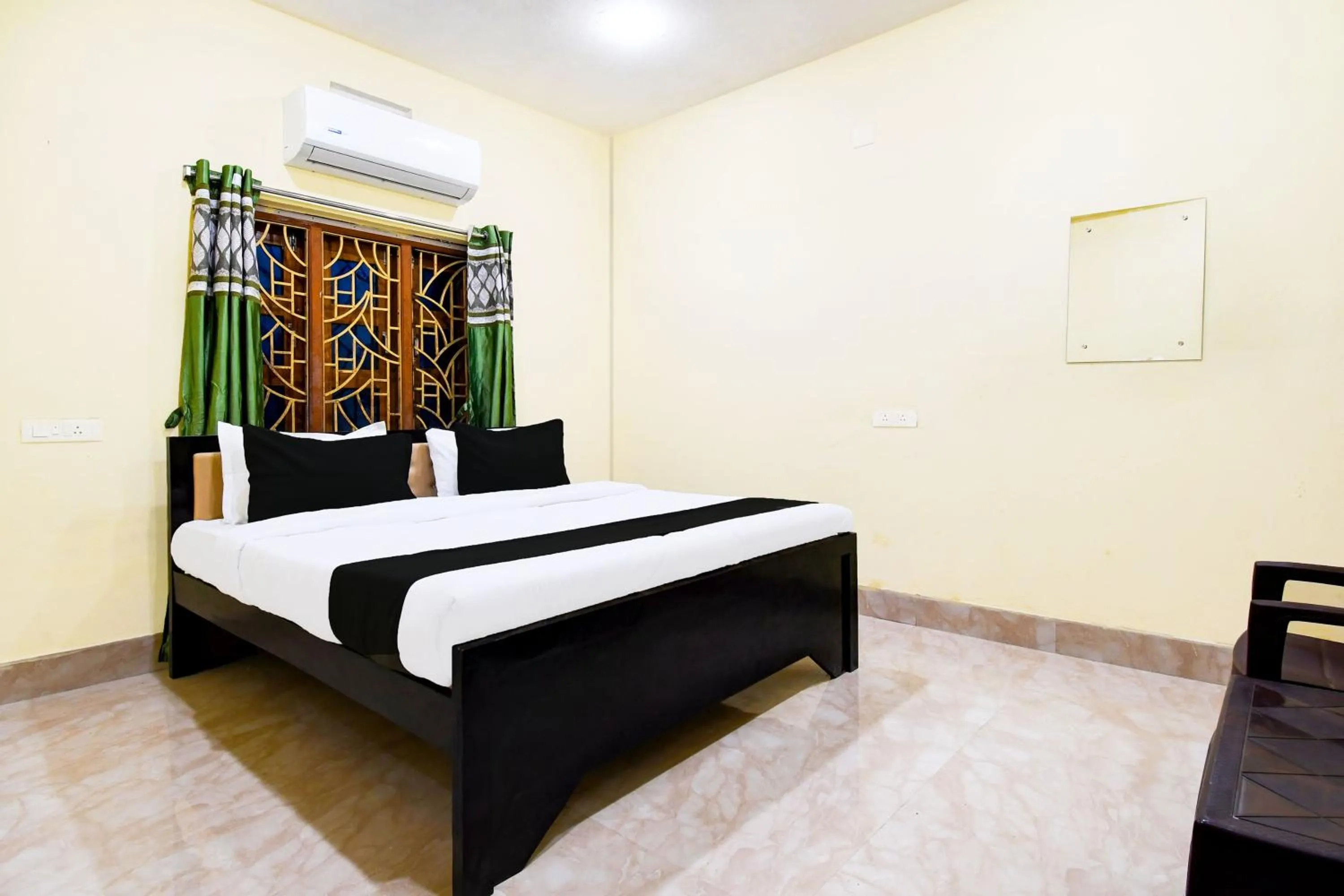 Bedroom, Bed in Hotel O HIGHWAY STAY IN