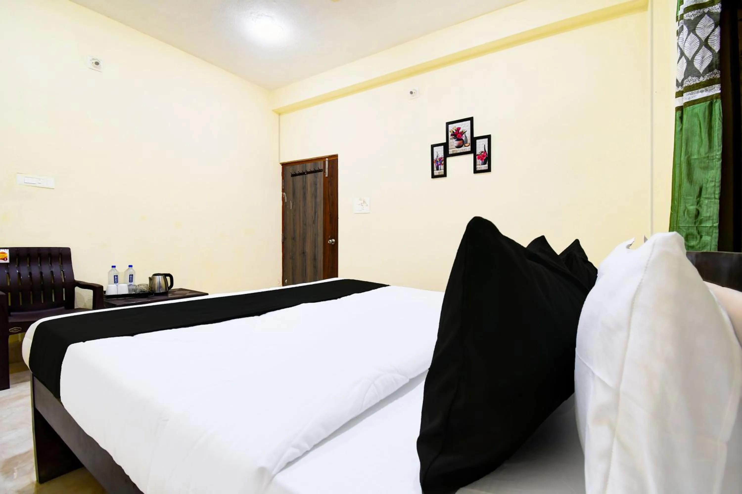 Bedroom, Bed in Hotel O HIGHWAY STAY IN