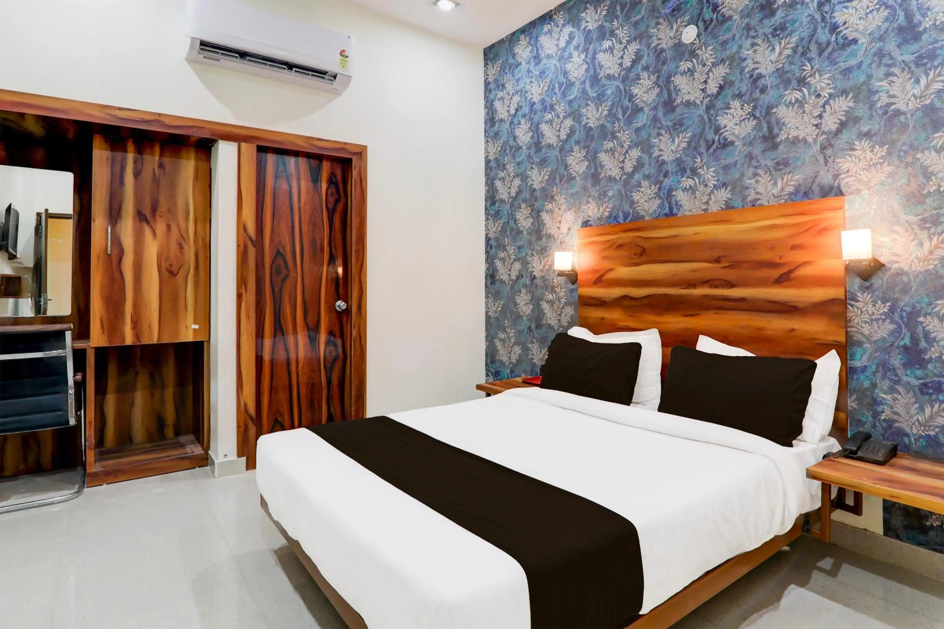 Facade/entrance, Bed in Hotel O Shimla Grand