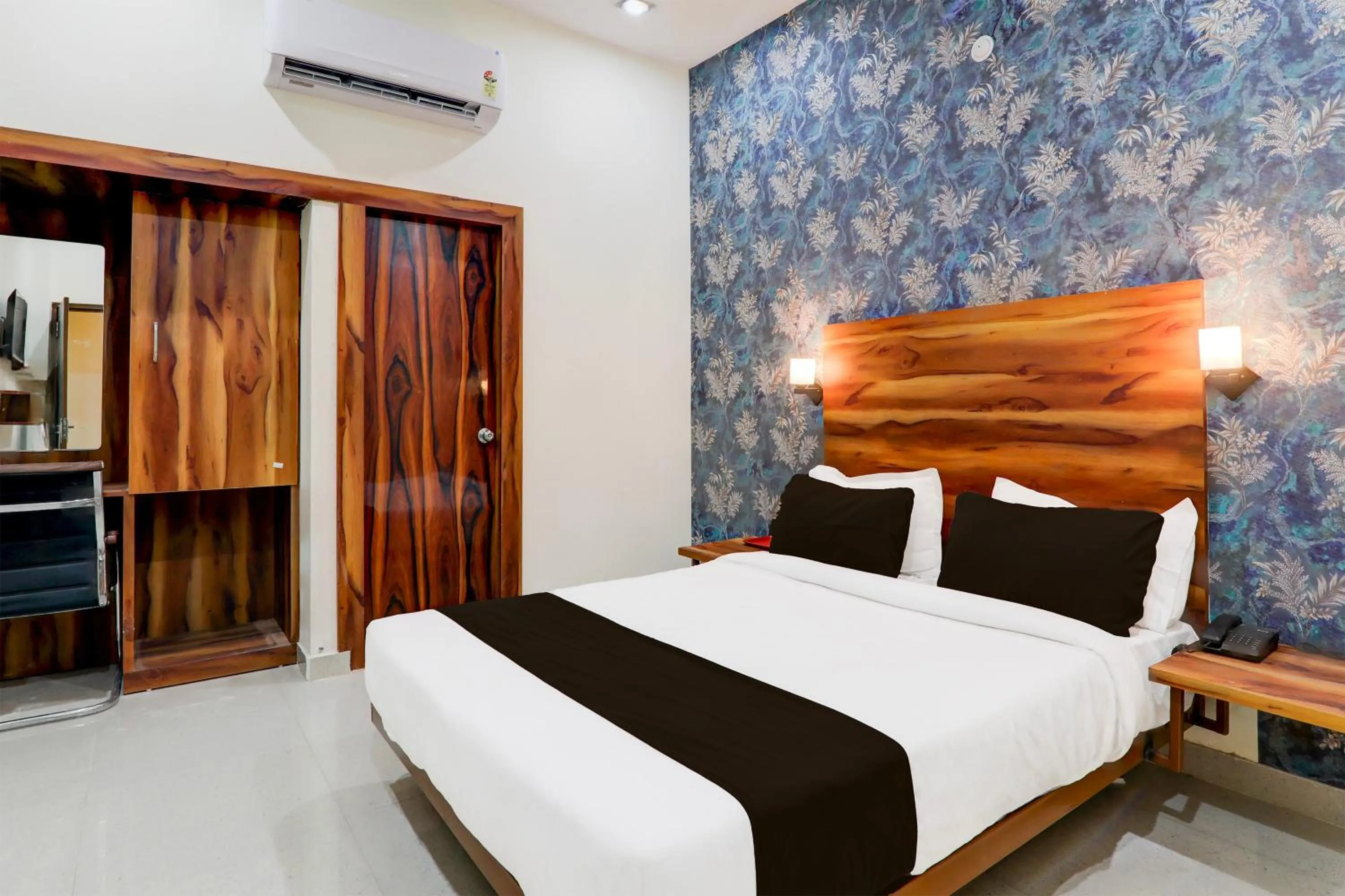 Facade/entrance, Bed in Hotel O Shimla Grand