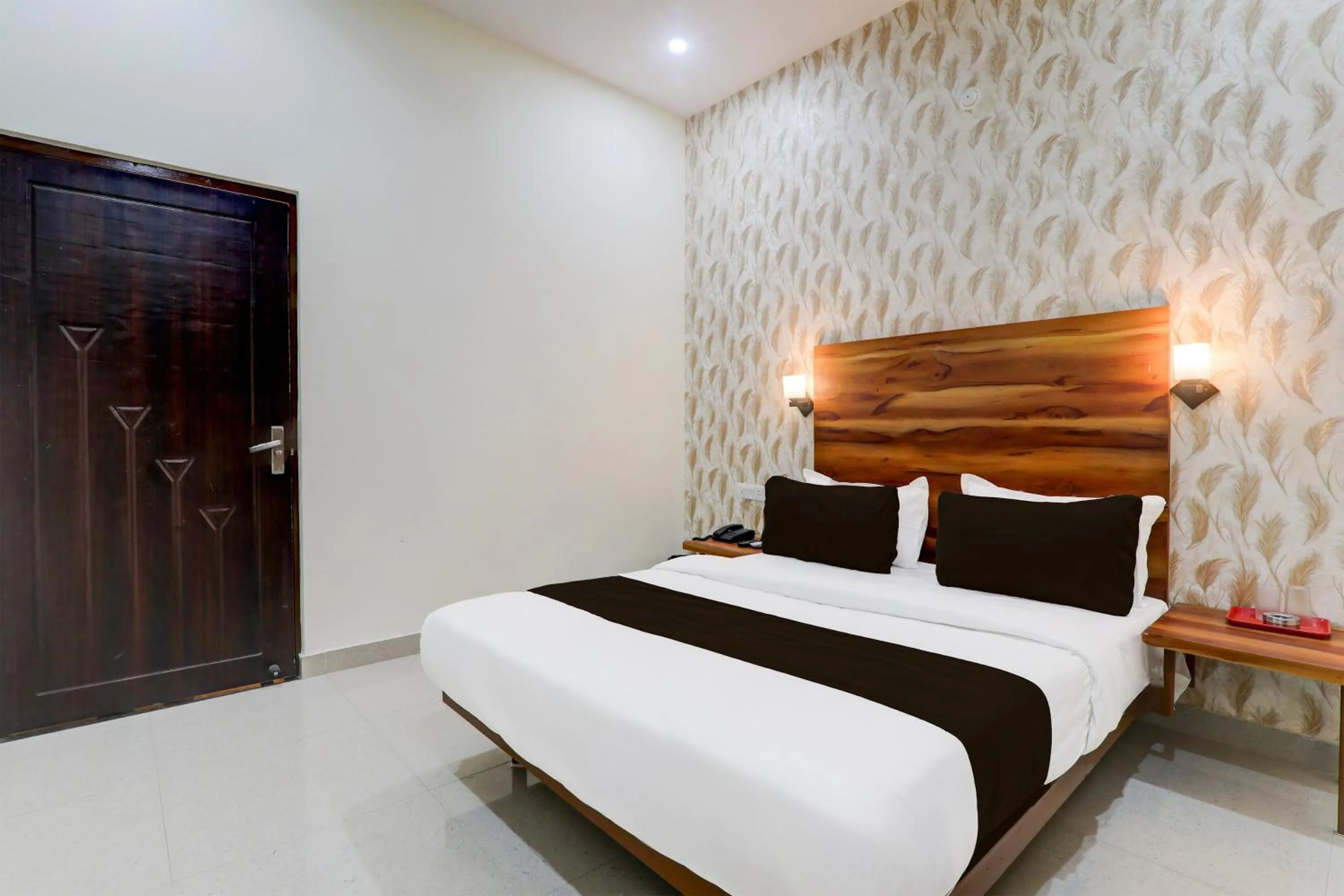 Bedroom, Bed in Hotel O Shimla Grand