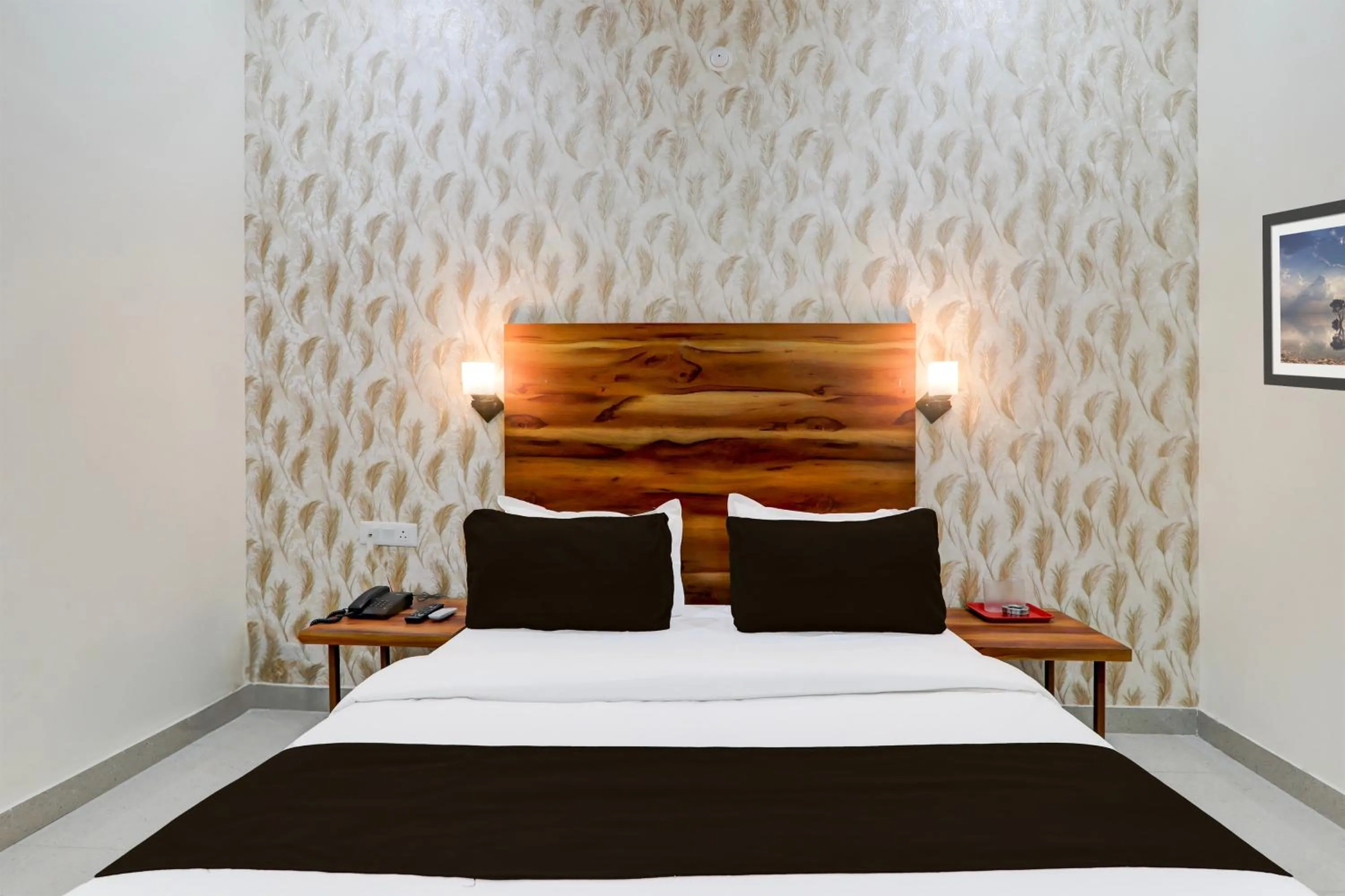 Bedroom, Bed in Hotel O Shimla Grand