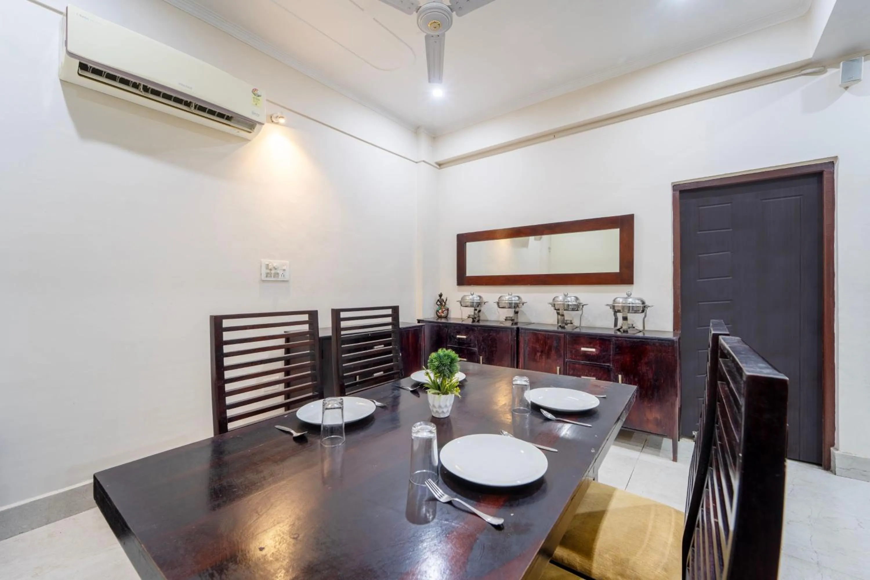 Restaurant/places to eat in Treebo AK Residency, Tapovan