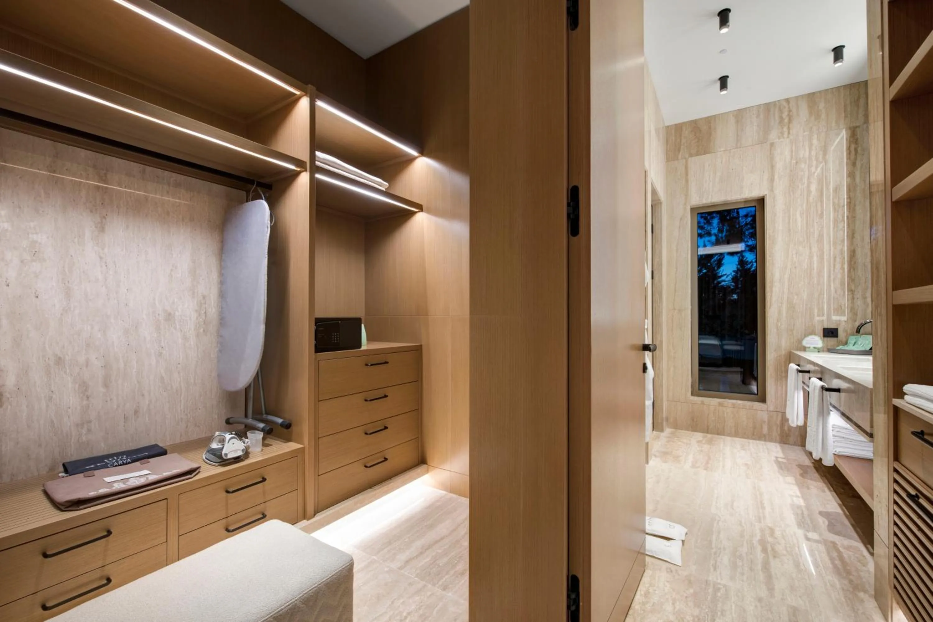 wardrobe in Regnum The Crown