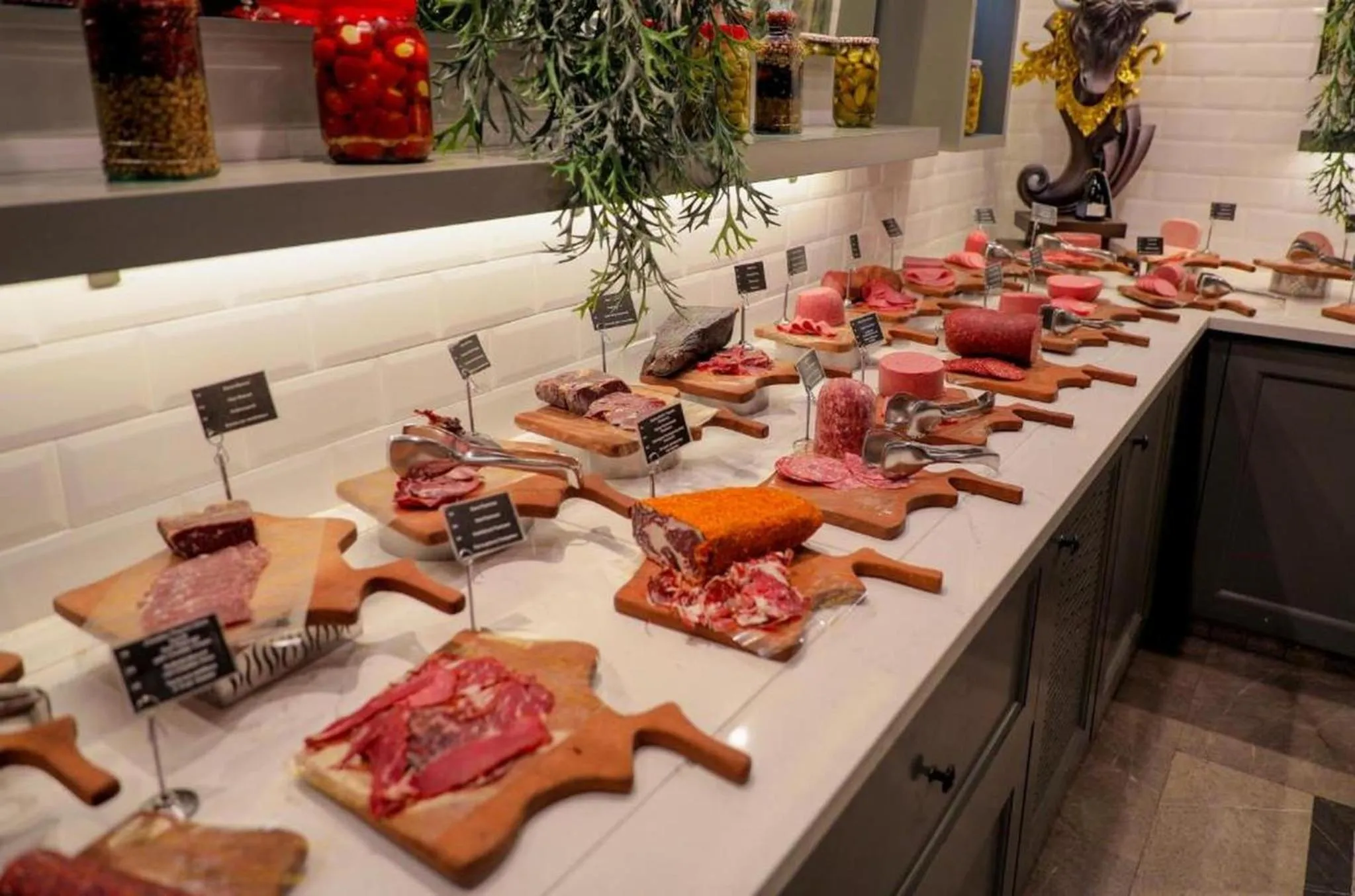 Breakfast in Regnum The Crown