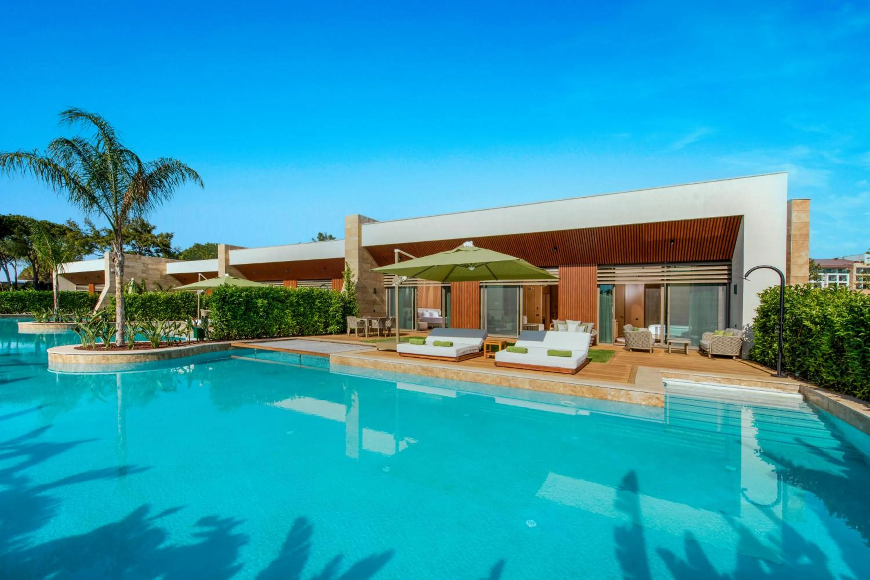 Swimming pool in Regnum The Crown