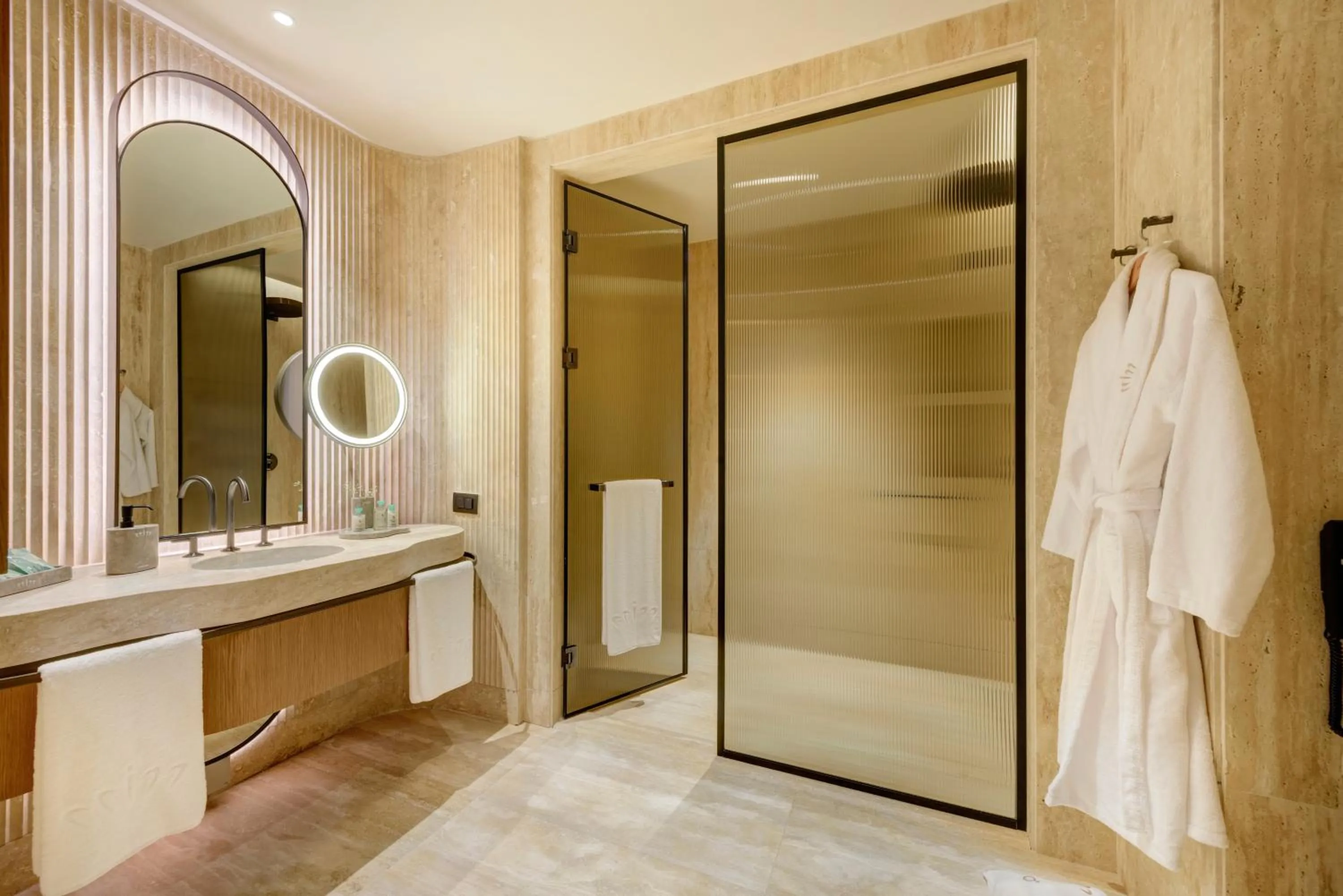 Shower in Regnum The Crown