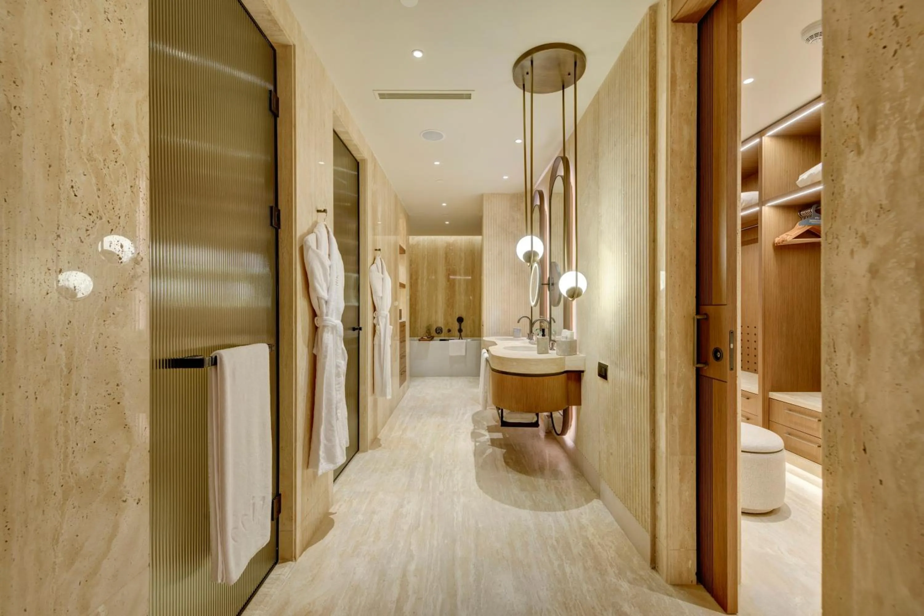 Shower in Regnum The Crown