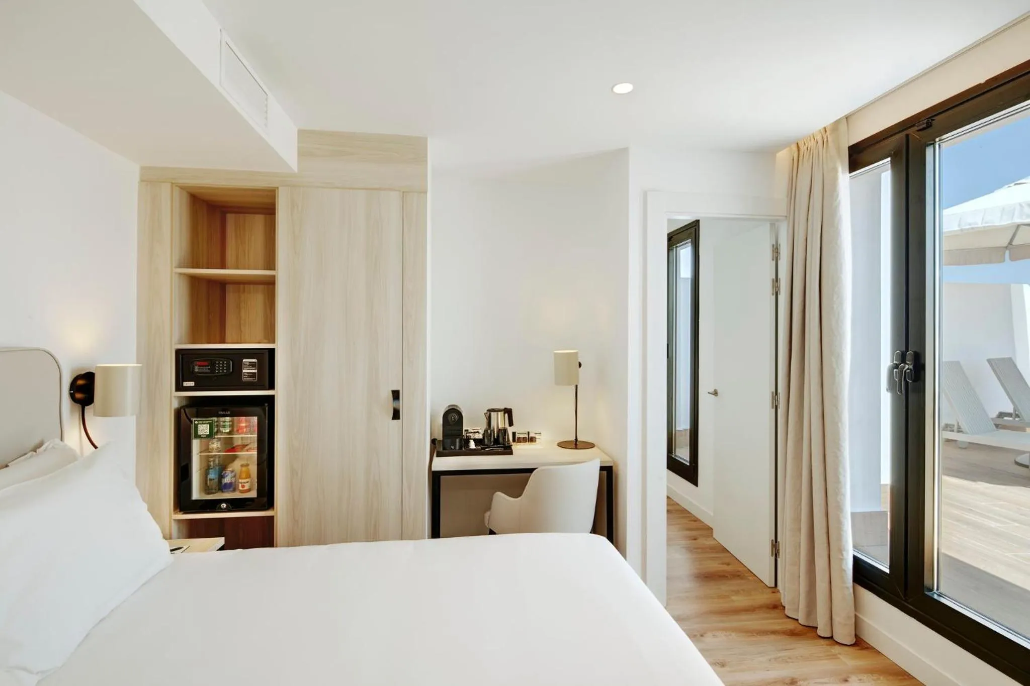 Photo of the whole room, Bed in Sercotel Cruz Del Mar