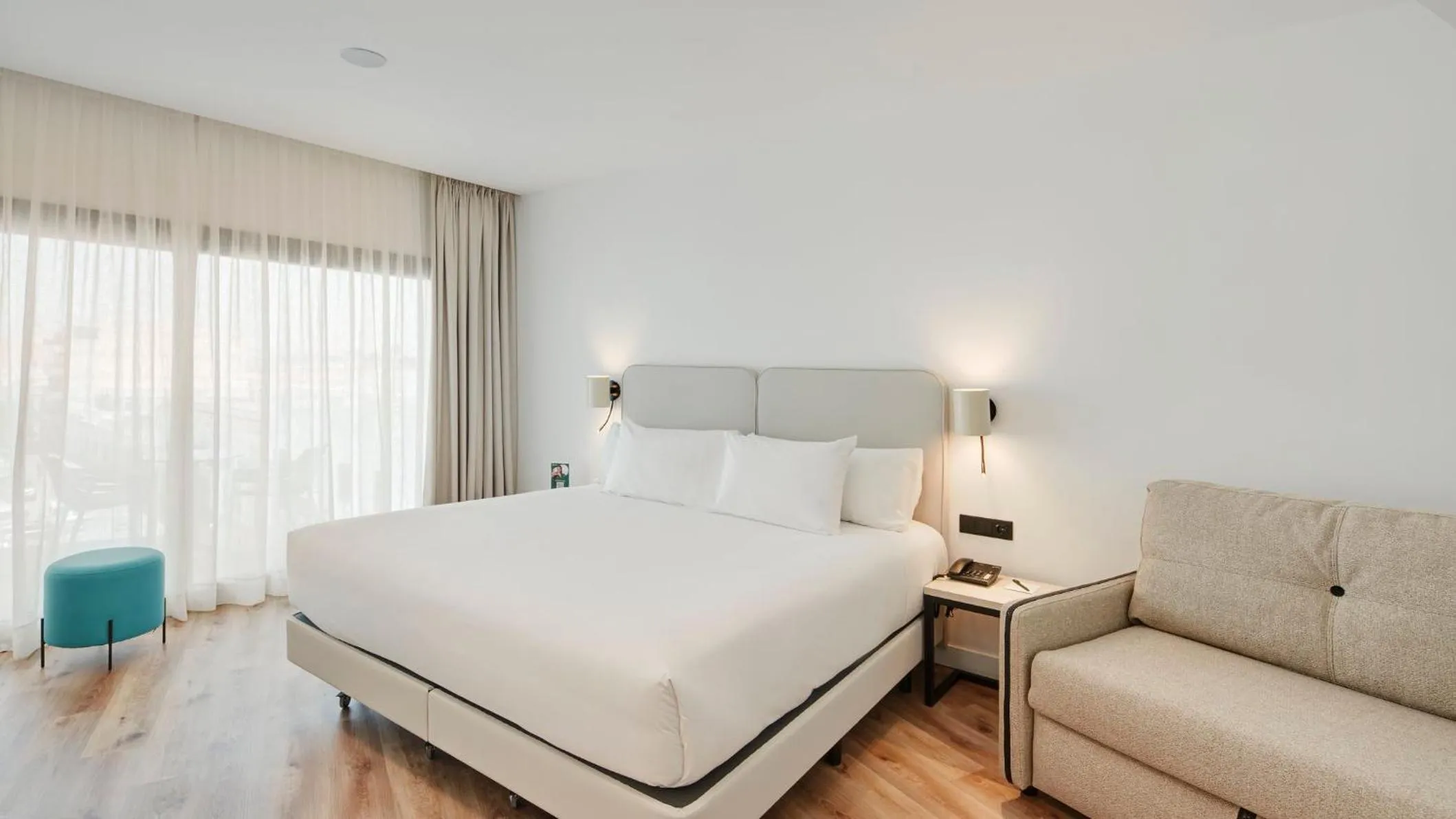 Photo of the whole room, Bed in Sercotel Cruz Del Mar