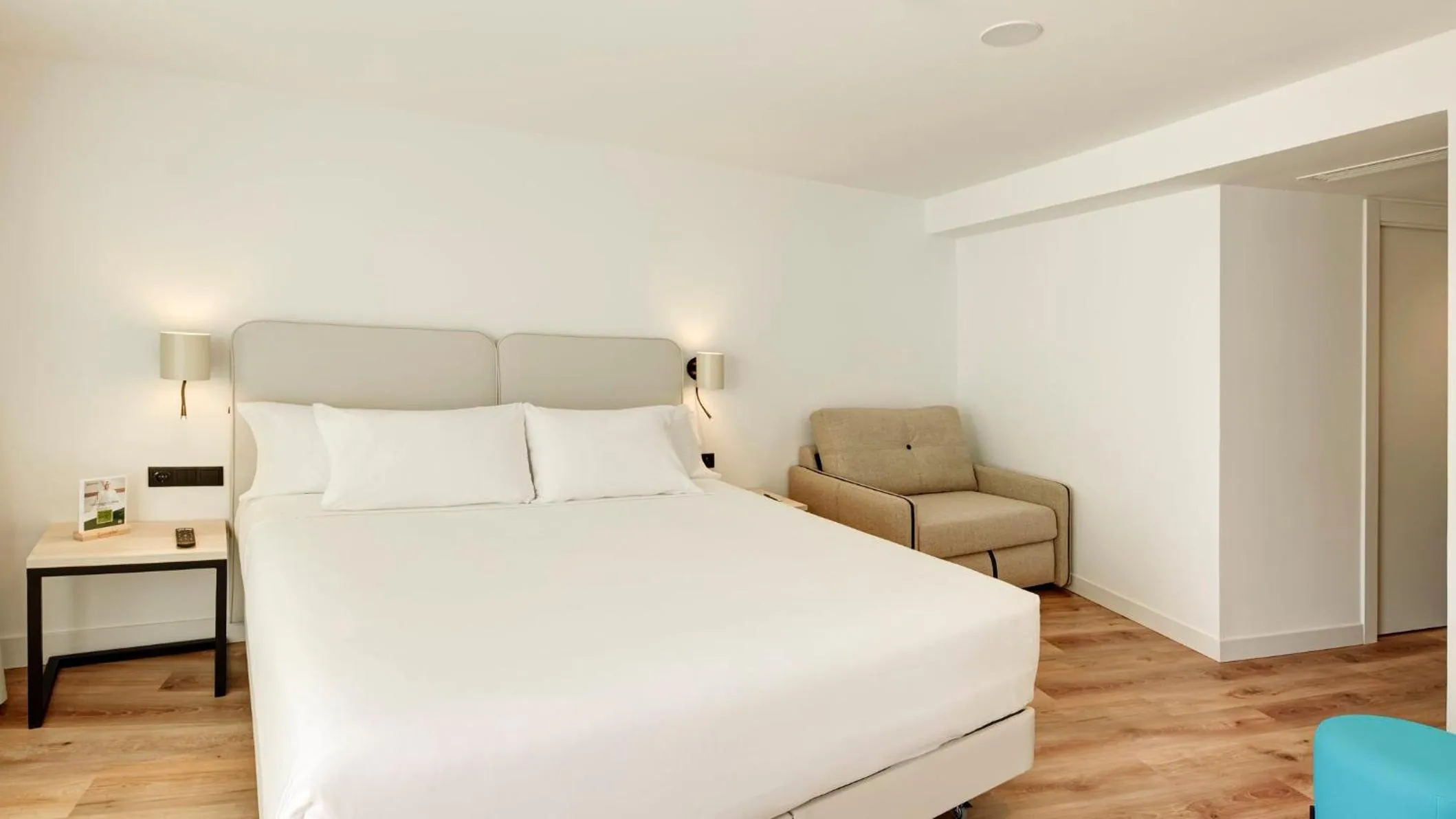 Photo of the whole room, Bed in Sercotel Cruz Del Mar