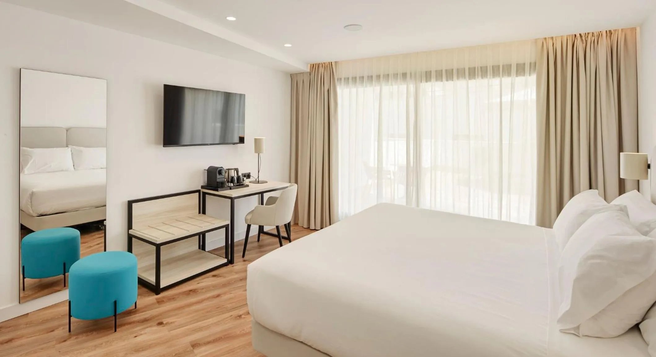 Photo of the whole room, Bed in Sercotel Cruz Del Mar