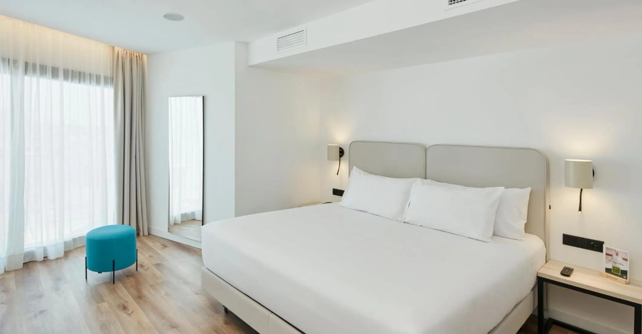 Photo of the whole room, Bed in Sercotel Cruz Del Mar