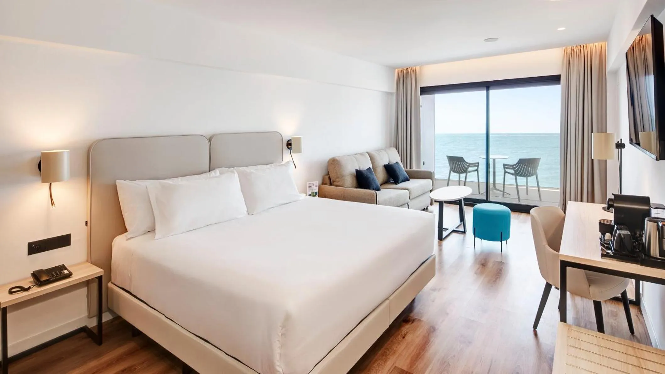 Photo of the whole room, Bed in Sercotel Cruz Del Mar