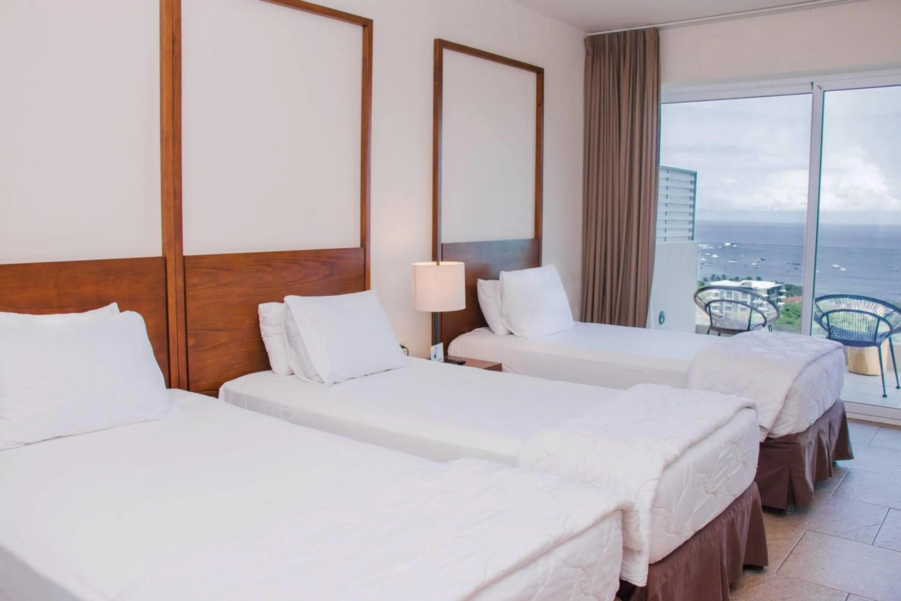 Photo of the whole room, Bed in Wyndham Tamarindo