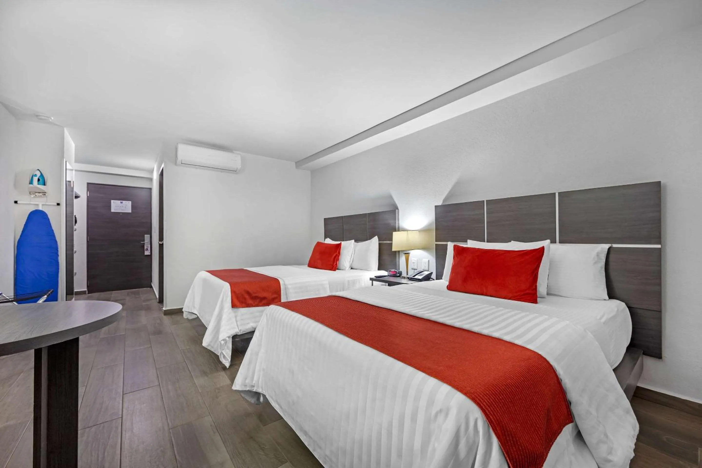 Photo of the whole room, Bed in BeWow Hotel Querétaro