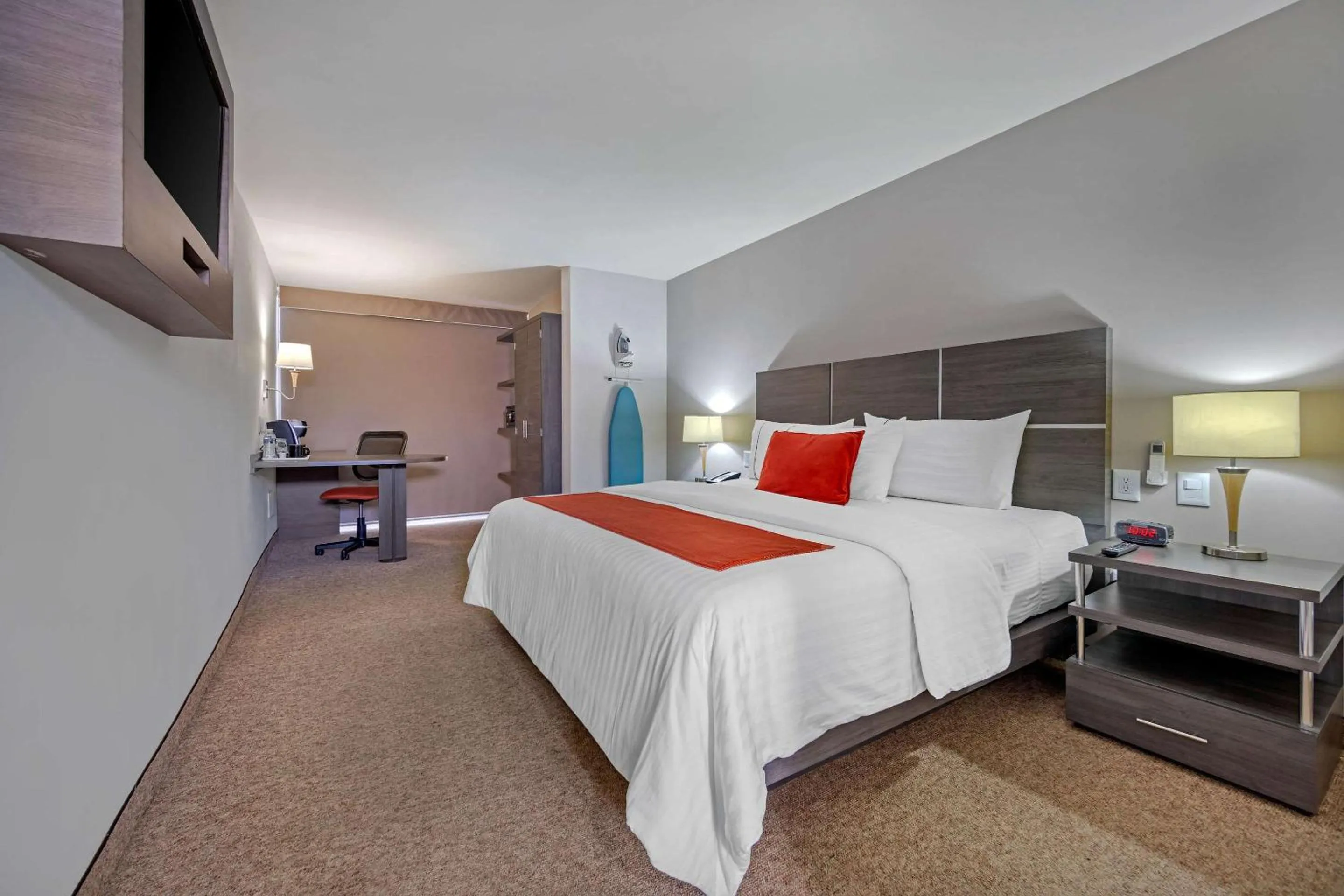 Photo of the whole room, Bed in BeWow Hotel Querétaro