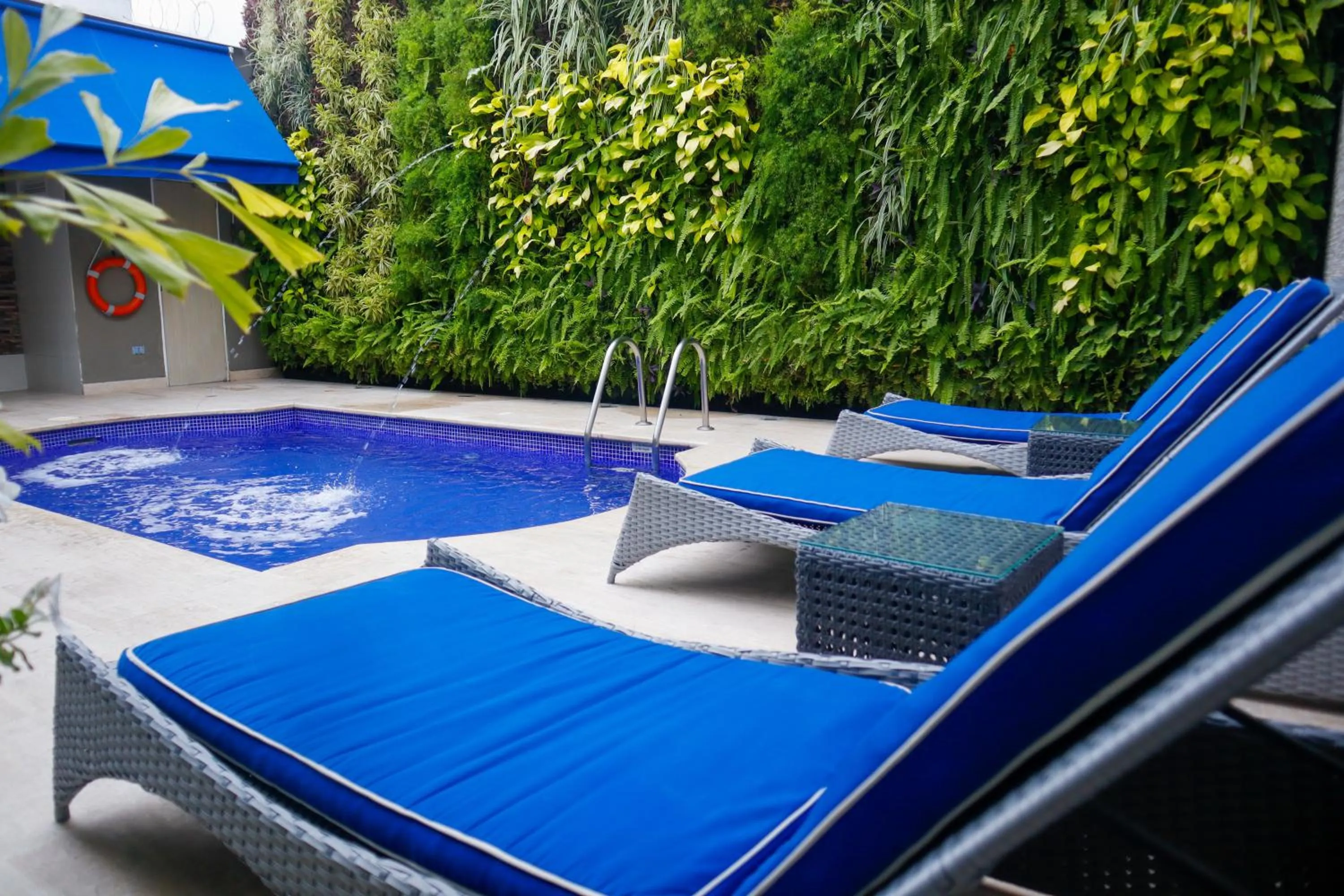 Swimming pool in Varanasi Hotel Boutique Aeropuerto