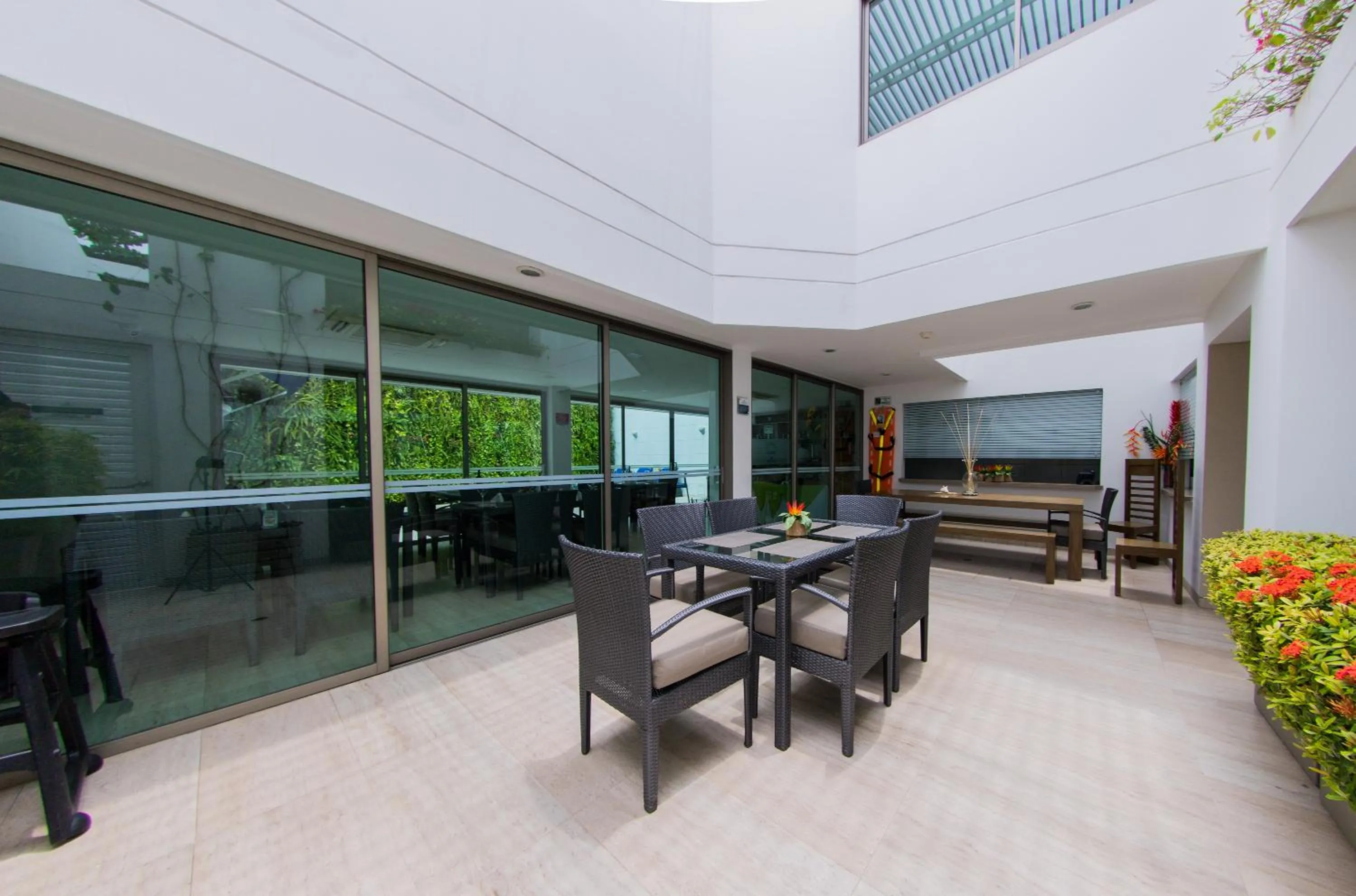 Patio in Varanasi Hotel Boutique Aeropuerto