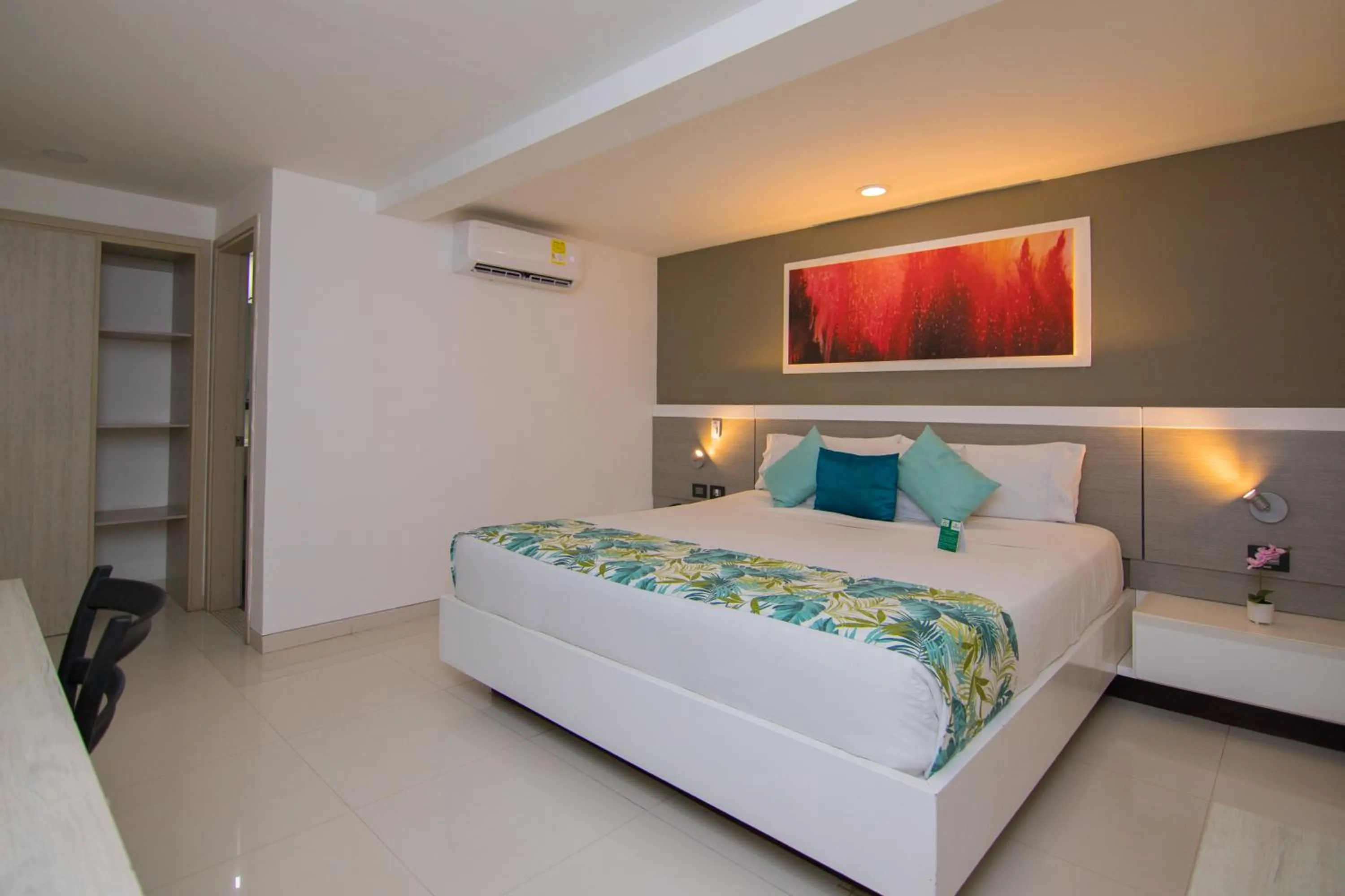 Photo of the whole room, Bed in Varanasi Hotel Boutique Aeropuerto