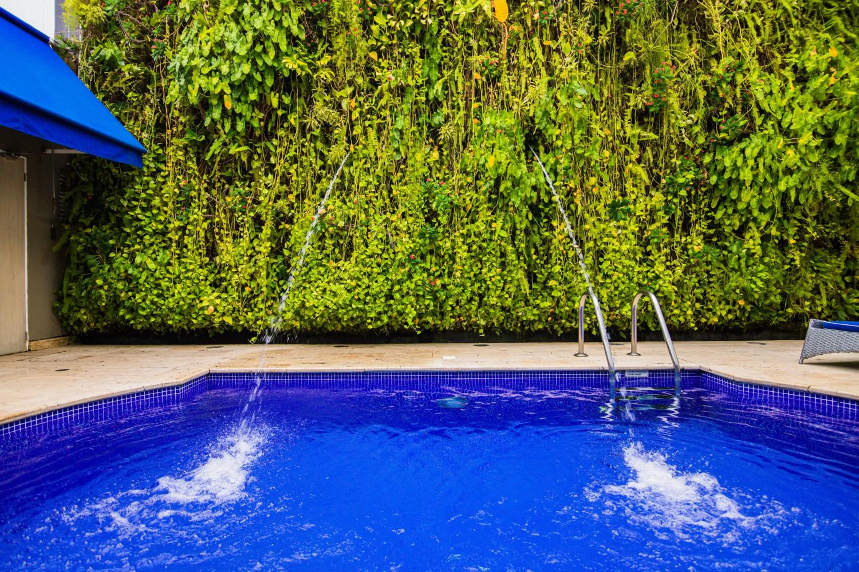 Swimming pool in Varanasi Hotel Boutique Aeropuerto