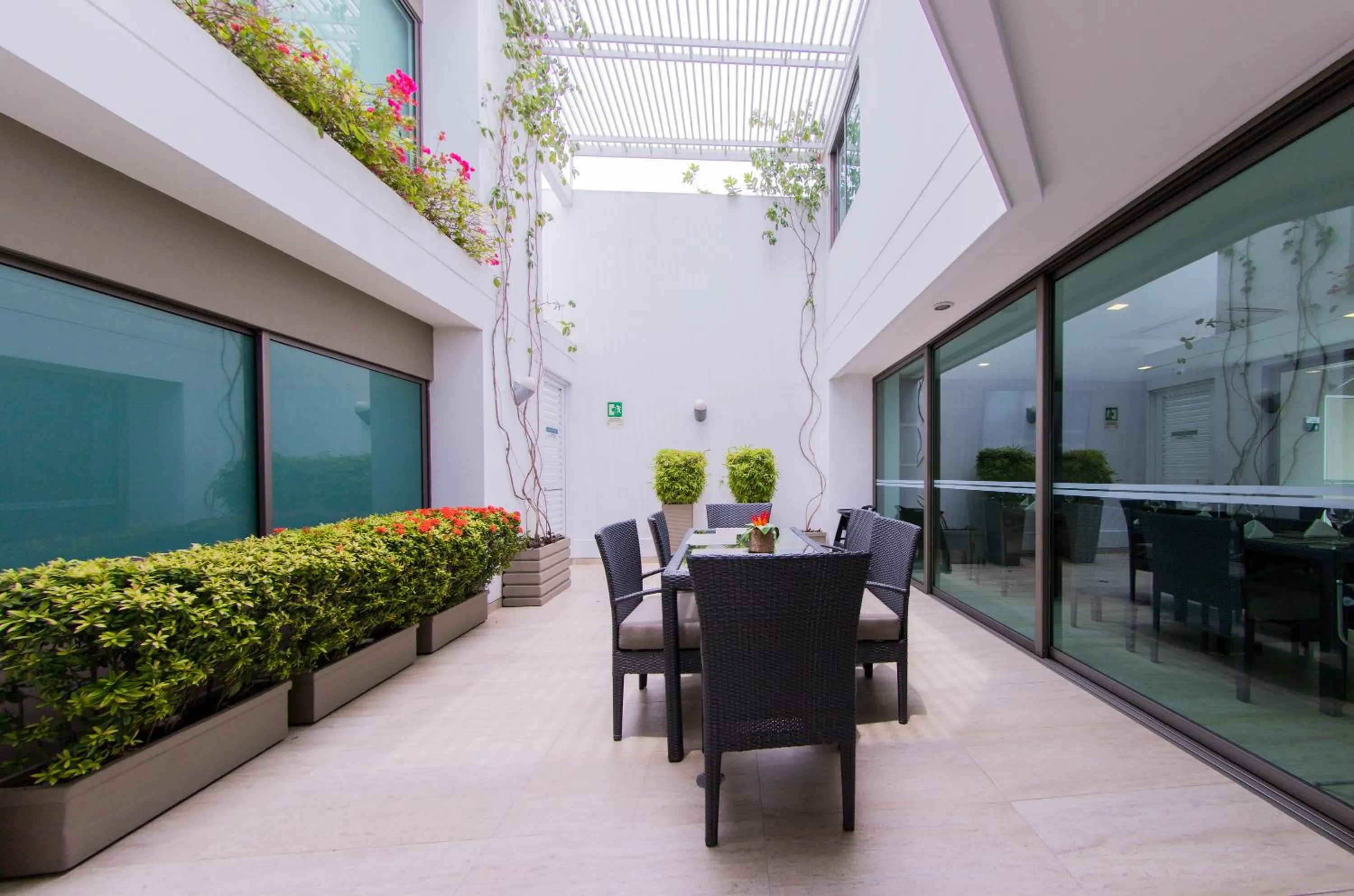 Patio in Varanasi Hotel Boutique Aeropuerto