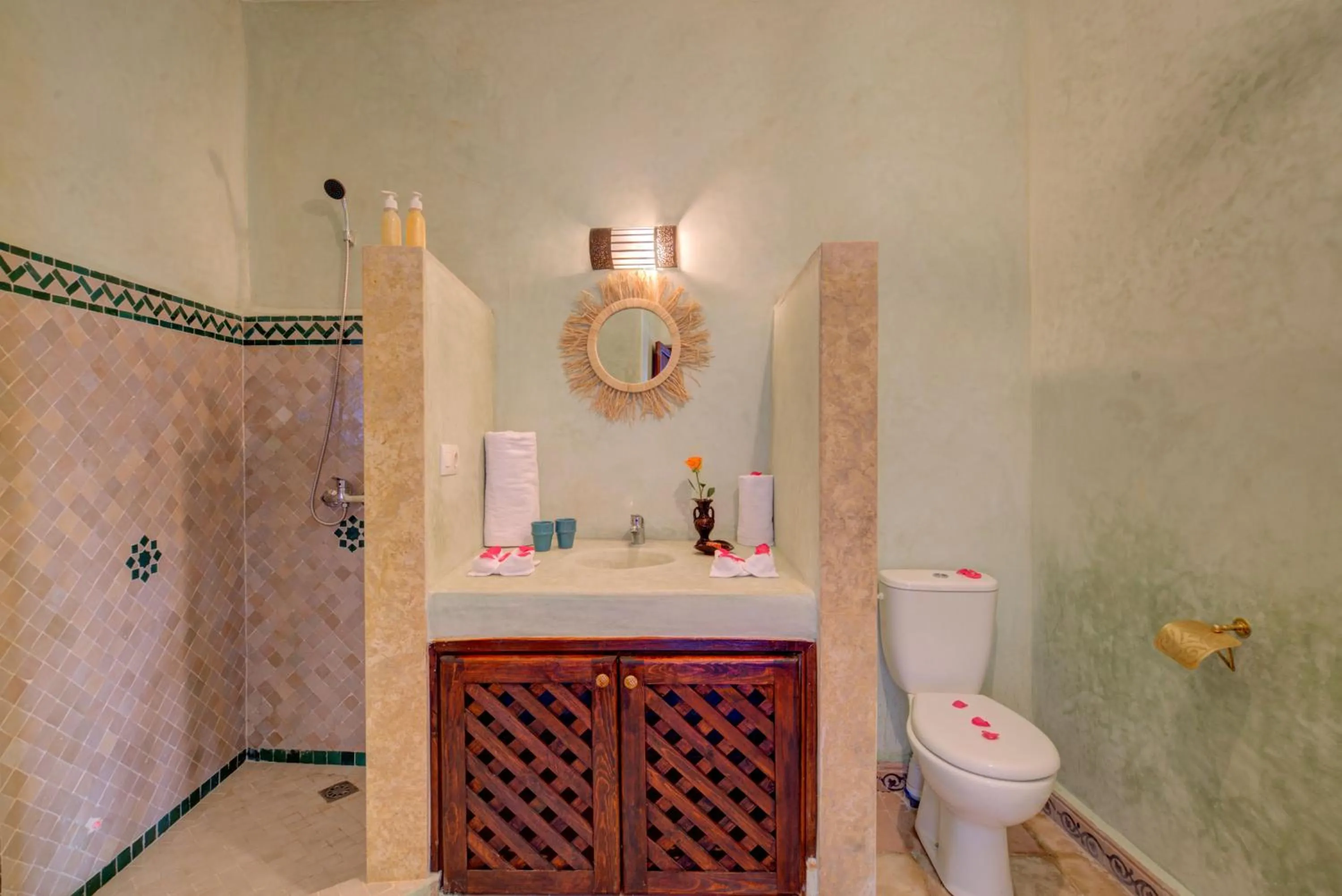 Shower in Riad Les Etoiles Berberes & SPA
