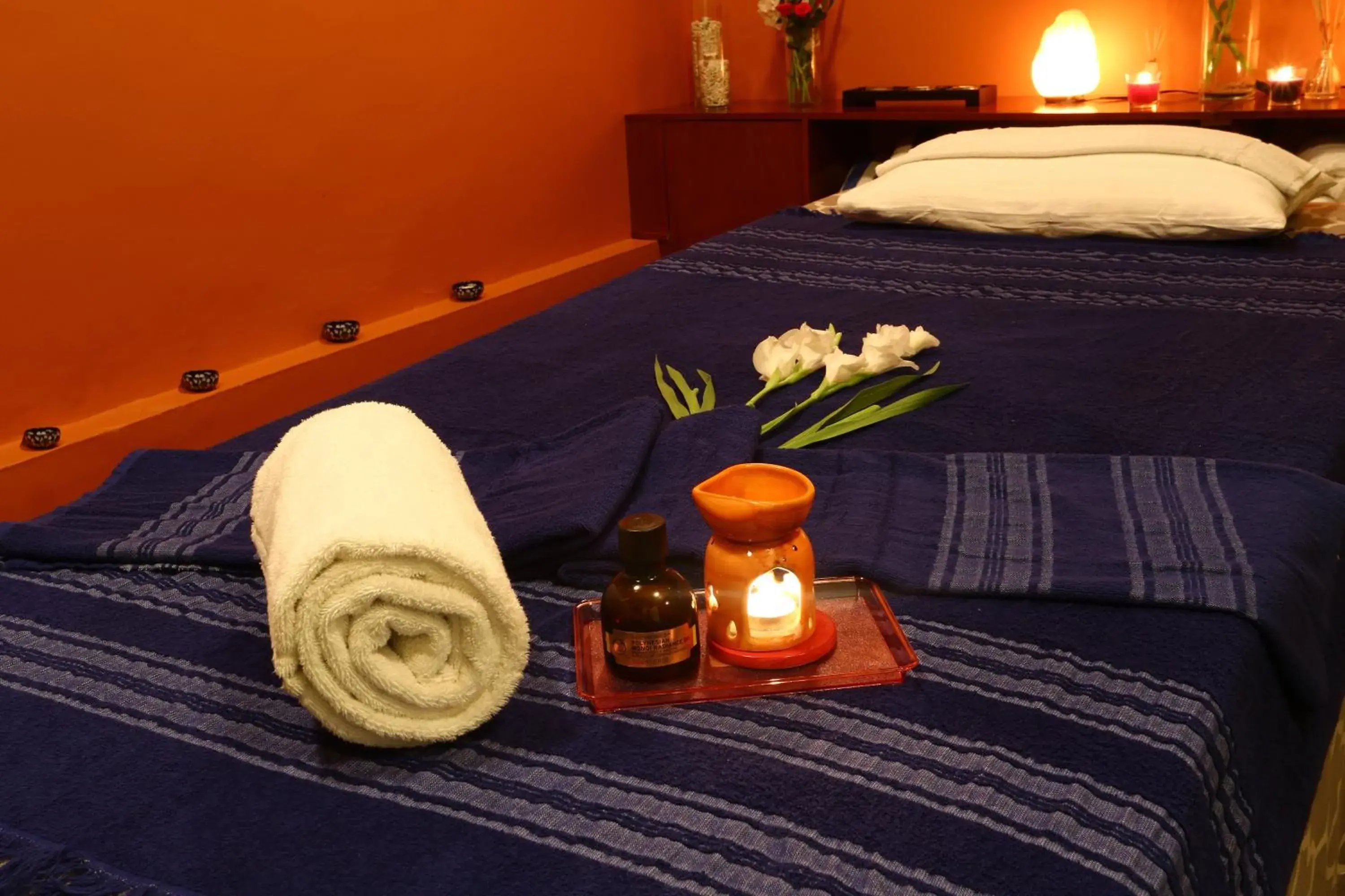 Spa and wellness centre/facilities, Bed in Avari Towers Karachi Spa and wellness centre/facilities, Bed in Avari Towers Karachi