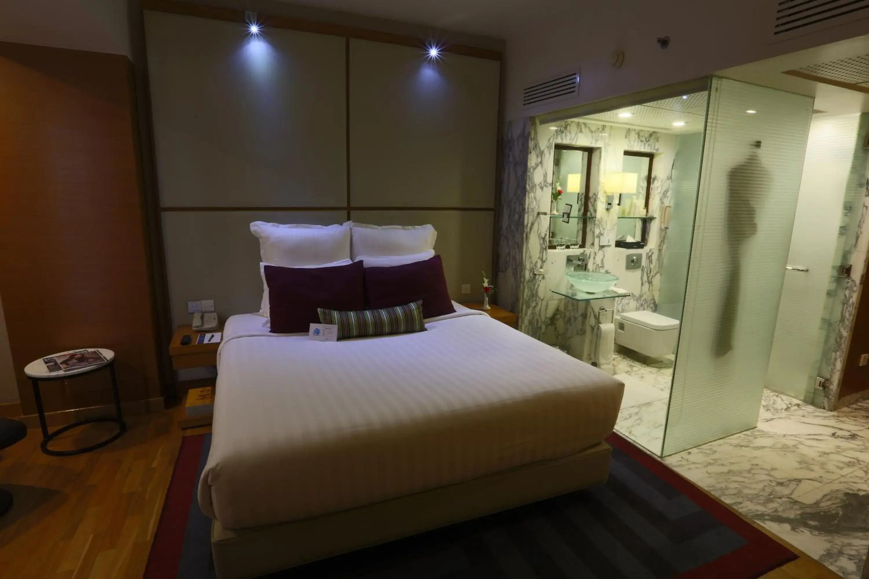 Photo of the whole room, Bed in Avari Towers Karachi Photo of the whole room, Bed in Avari Towers Karachi