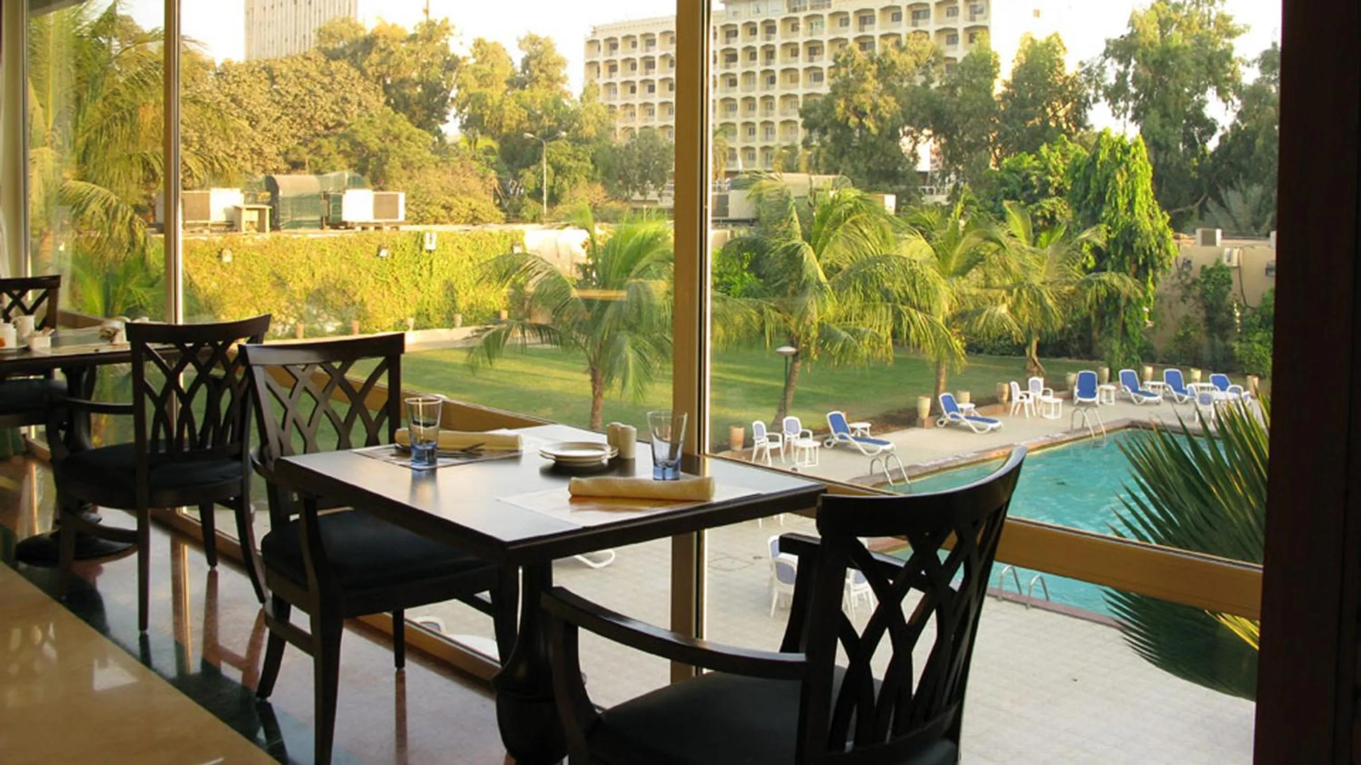 Restaurant/places to eat in Avari Towers Karachi