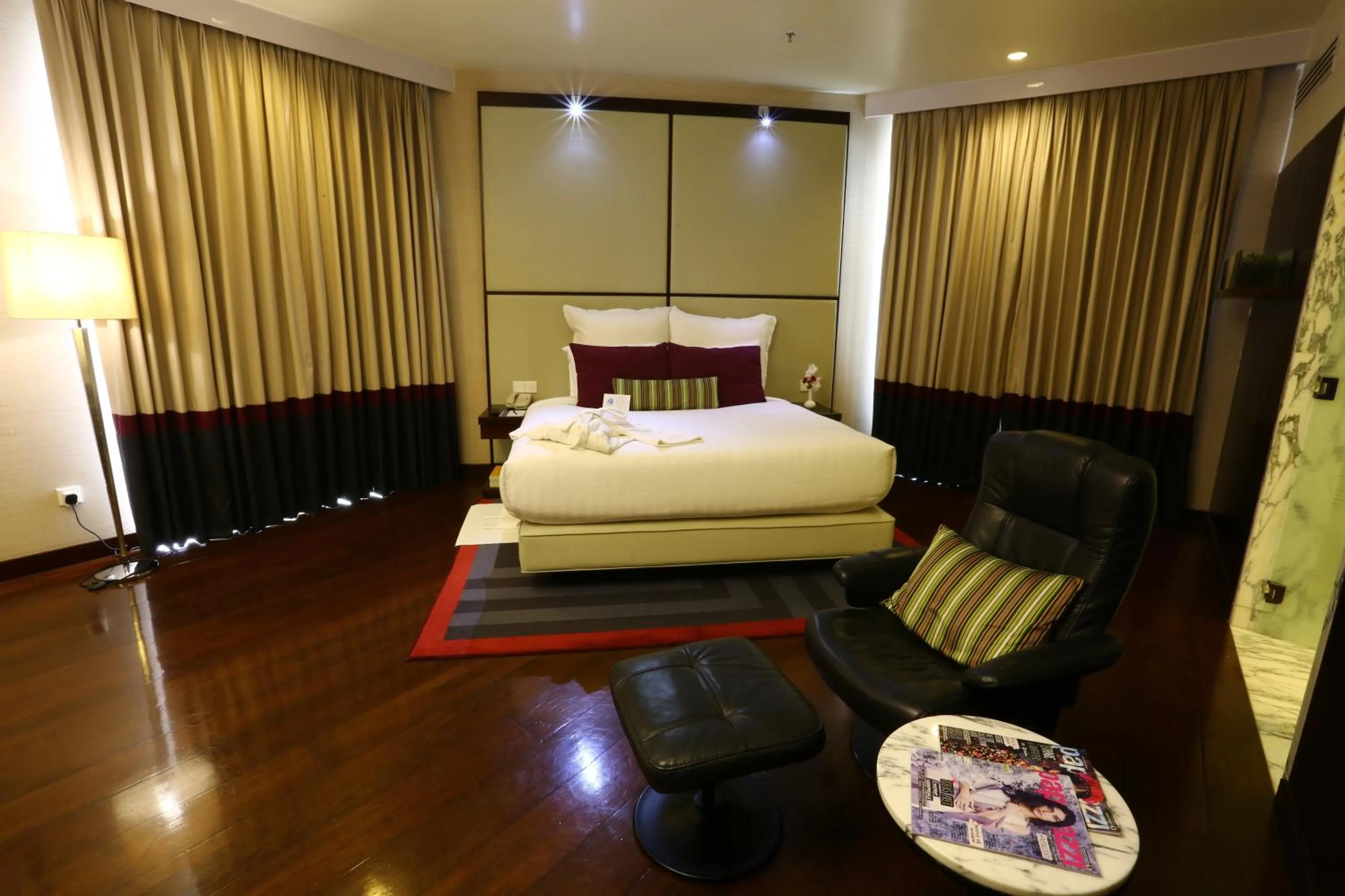 Bedroom, Bed in Avari Towers Karachi