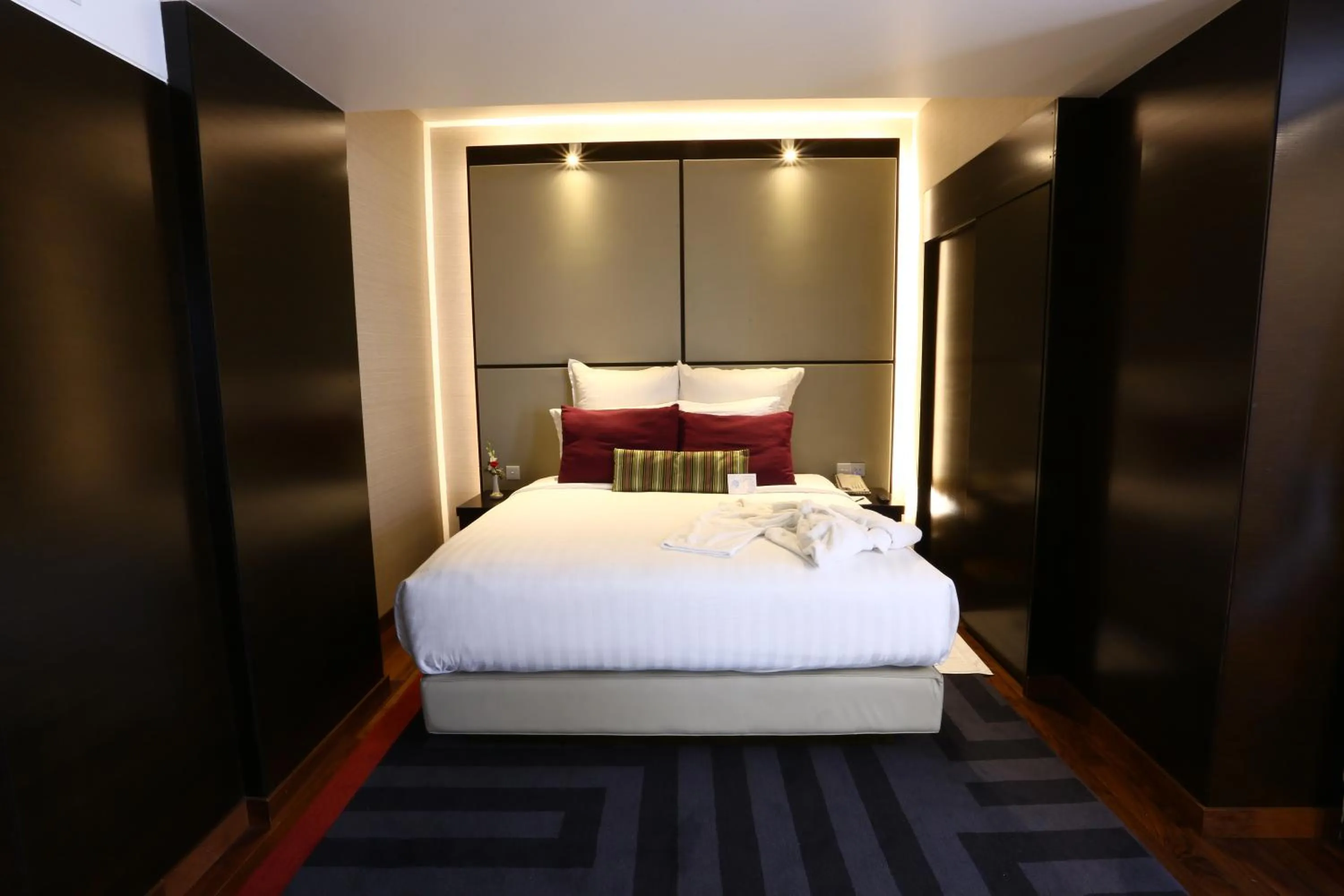 Bed in Avari Towers Karachi