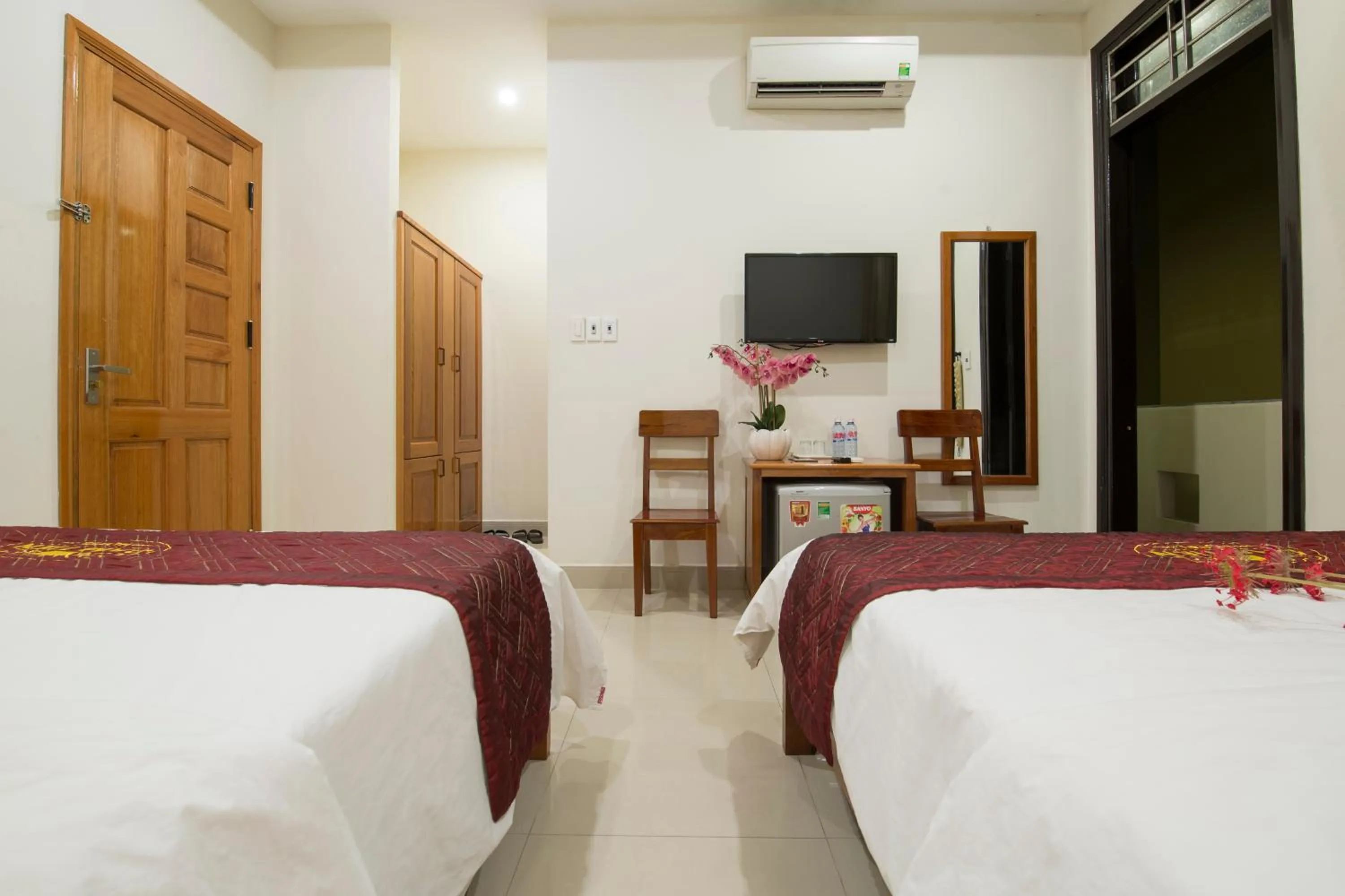 Photo of the whole room, Bed in Dam Tien Hotel