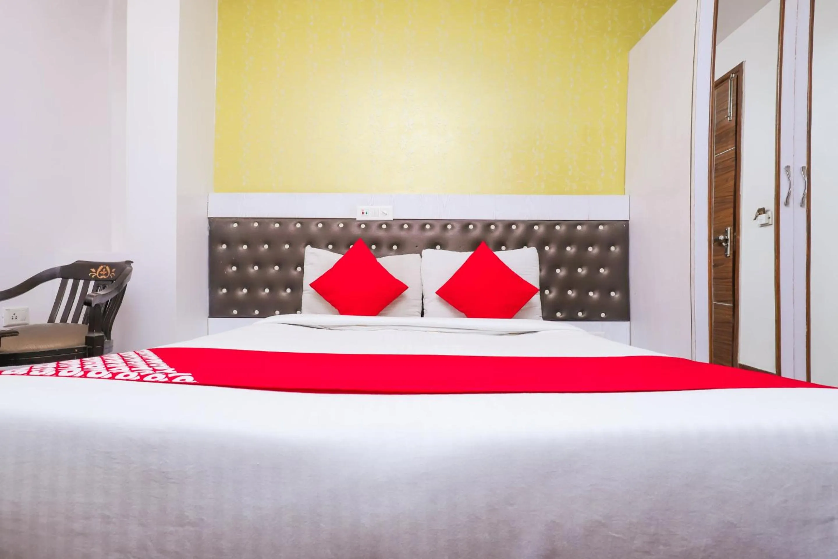 Bedroom, Bed in Hotel O Sehej Continental