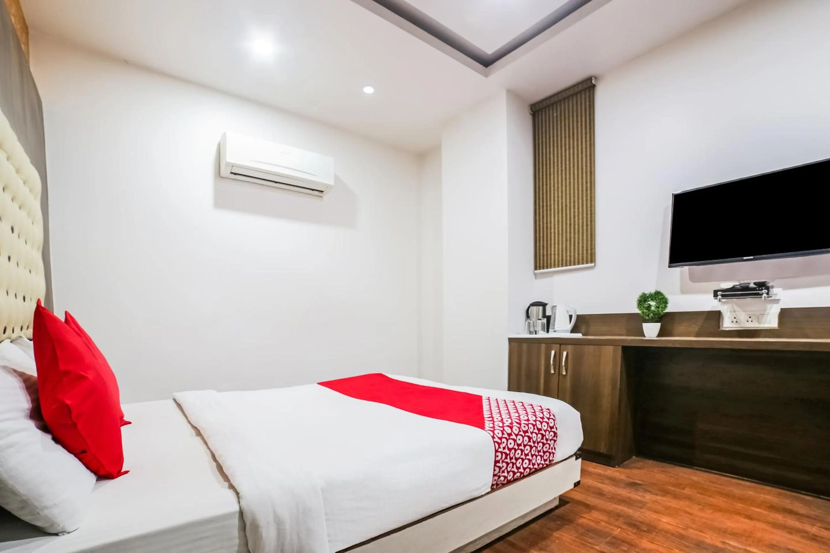 Bedroom, Bed in Hotel O Sehej Continental