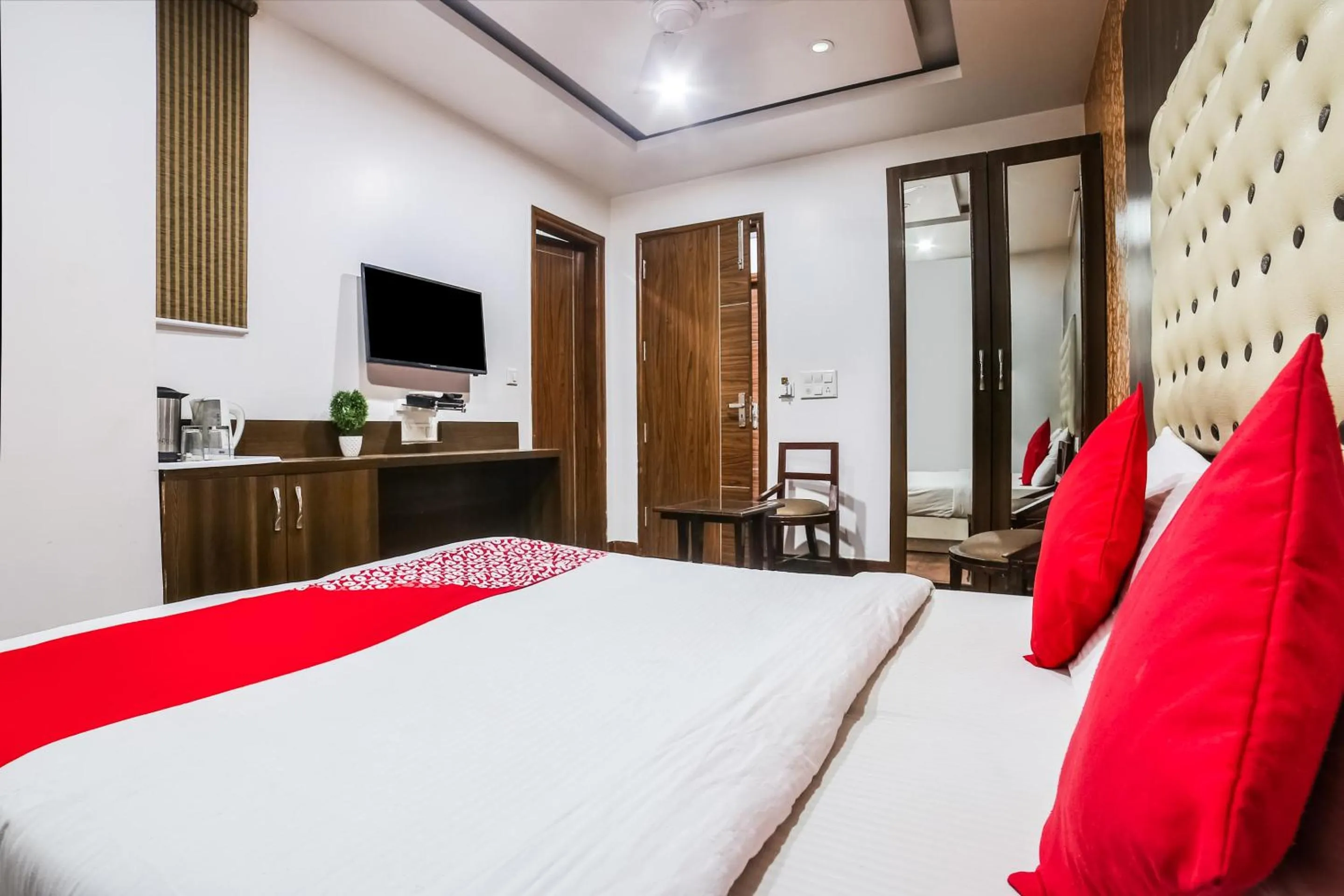 Bedroom, Bed in Hotel O Sehej Continental