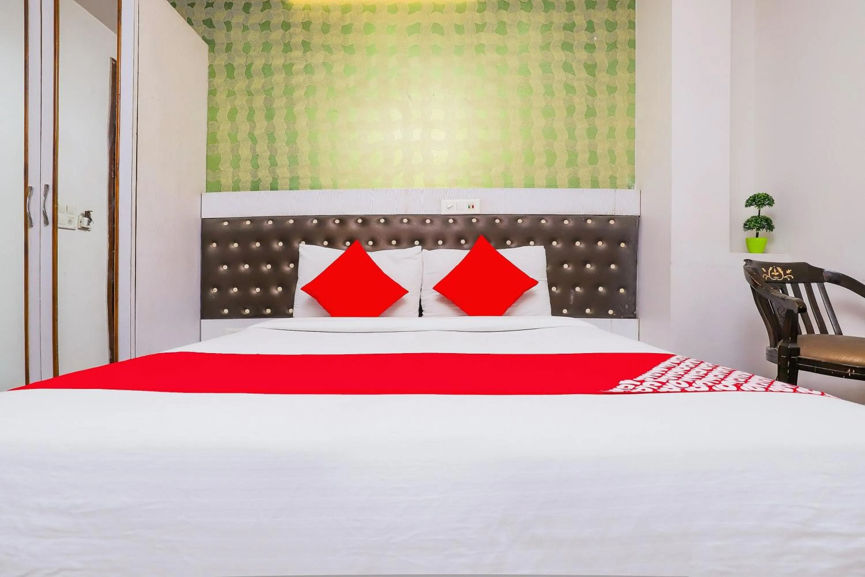 Bedroom, Bed in Hotel O Sehej Continental