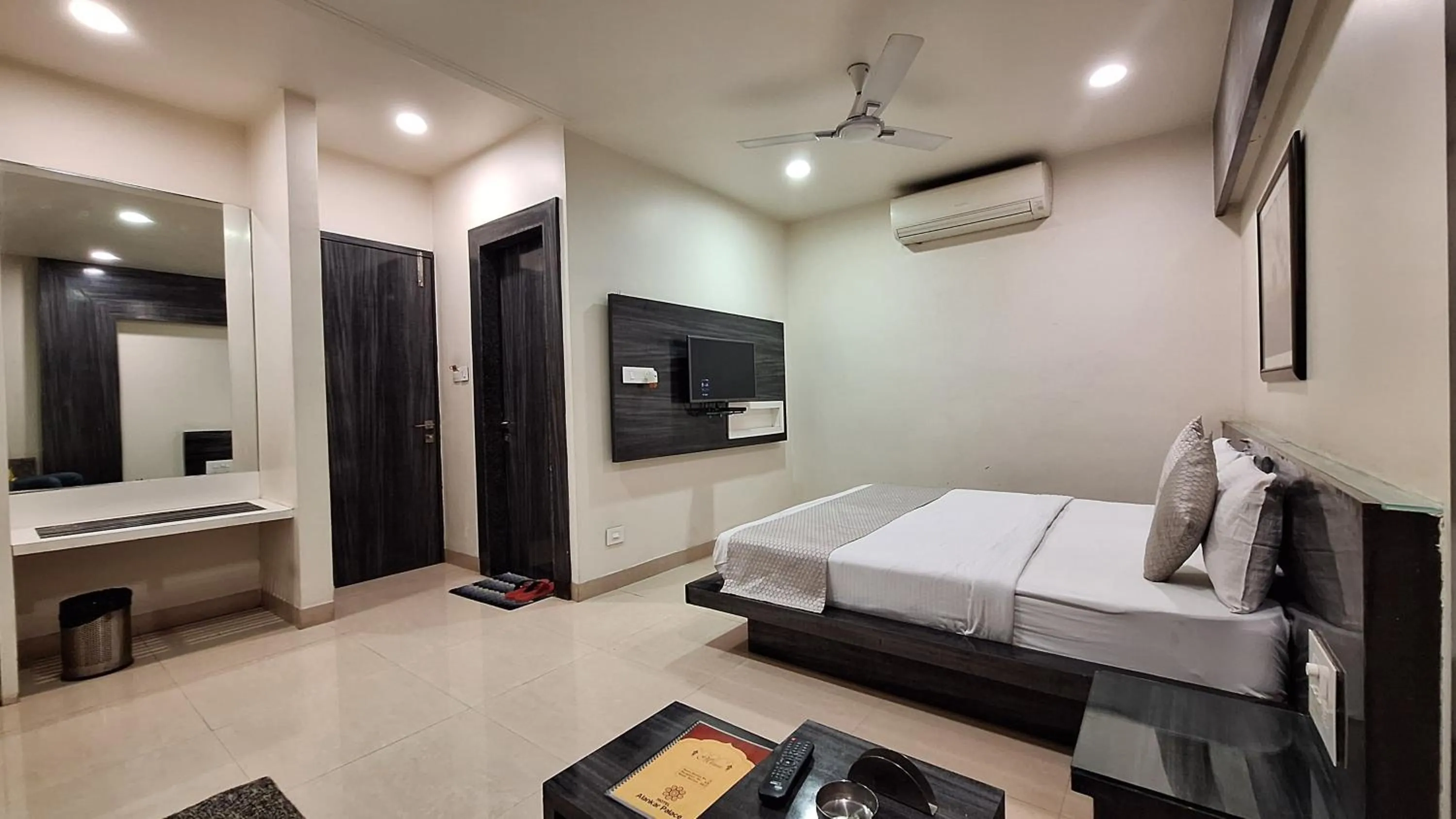 TV and multimedia, Bed in Hotel Alankar Palace