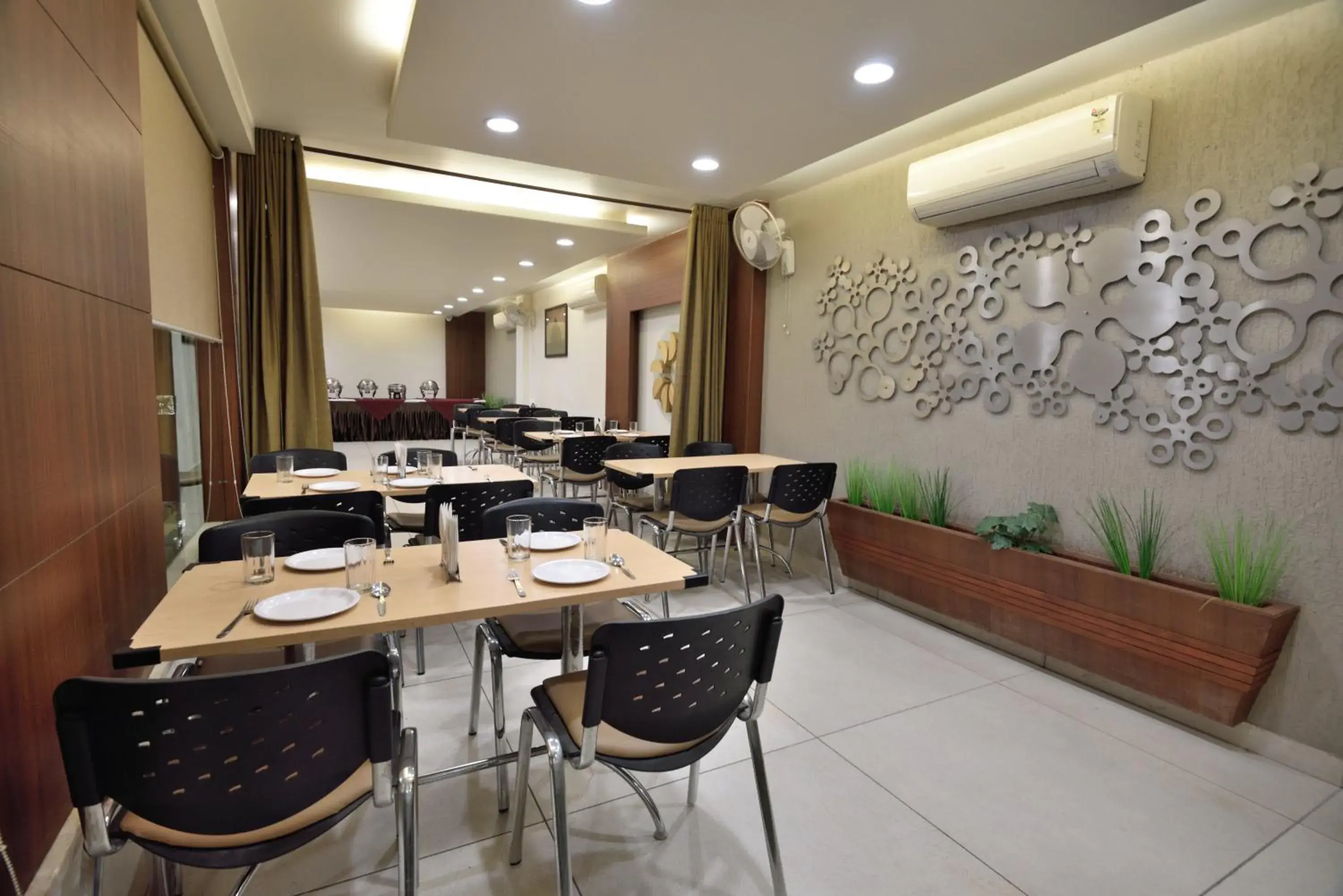 Restaurant/places to eat in Hotel Alankar Palace Restaurant/places to eat in Hotel Alankar Palace