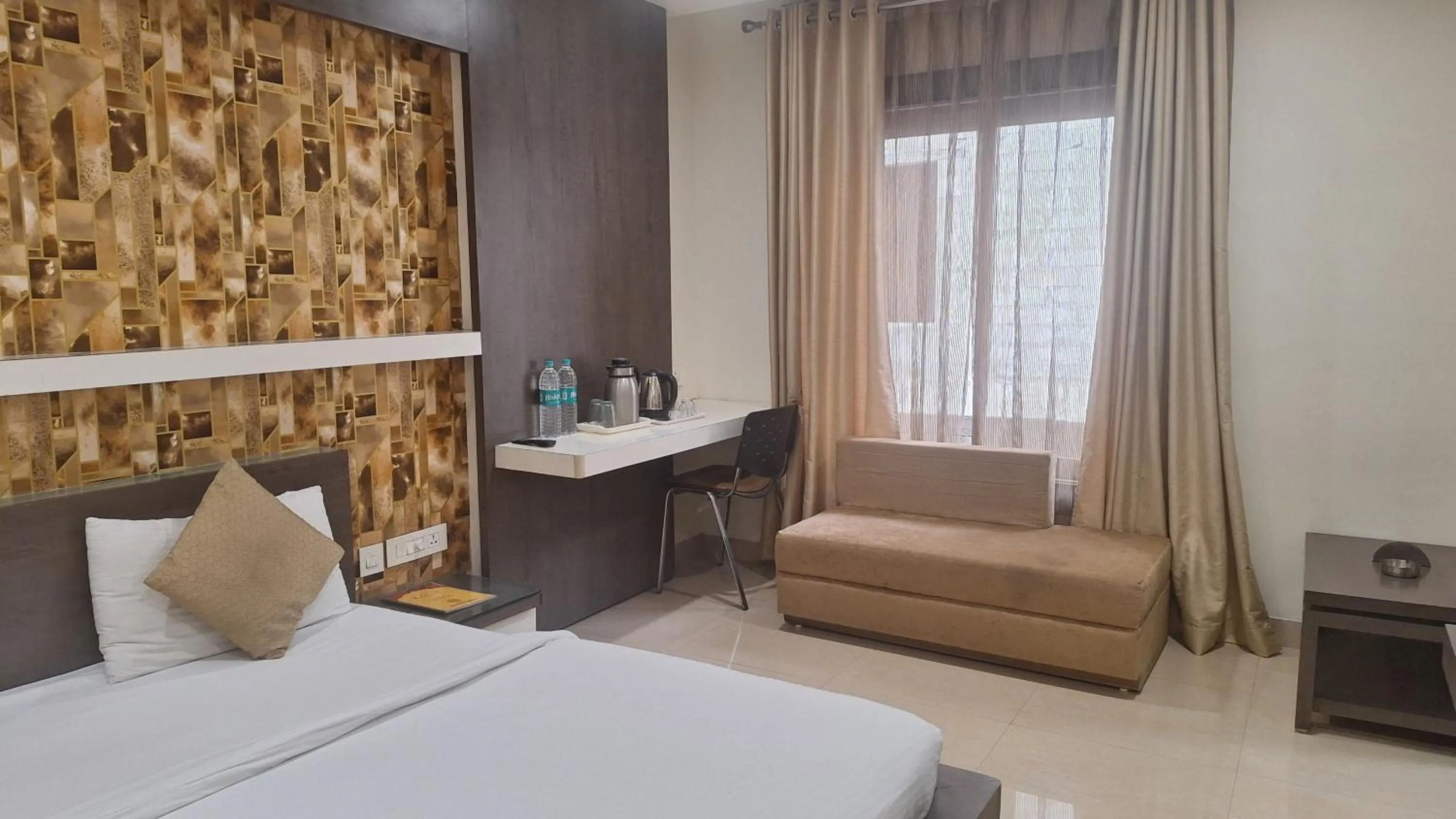 Seating area, Bed in Hotel Alankar Palace