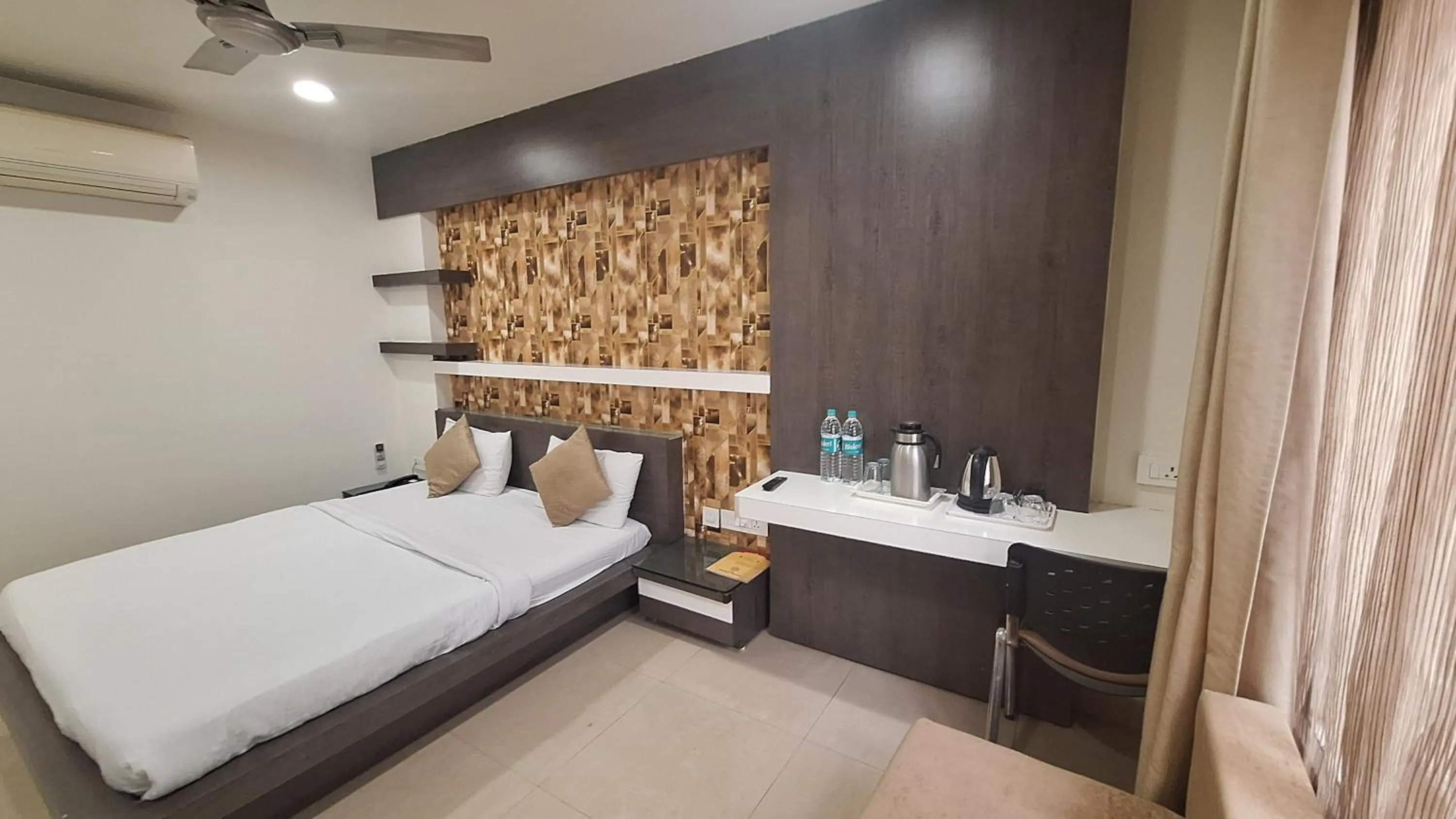 Bedroom, Bed in Hotel Alankar Palace