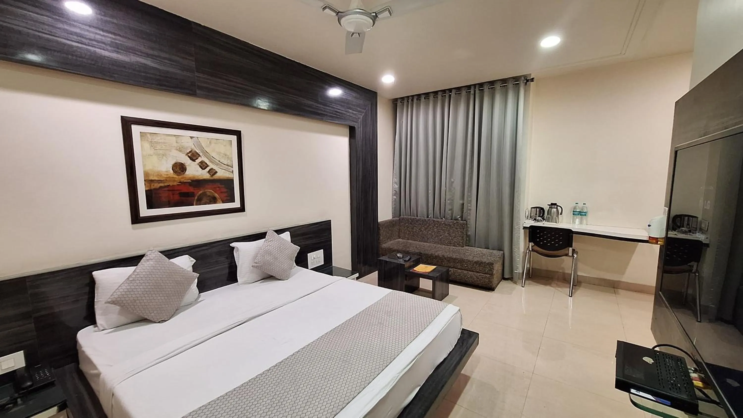 Photo of the whole room, Bed in Hotel Alankar Palace