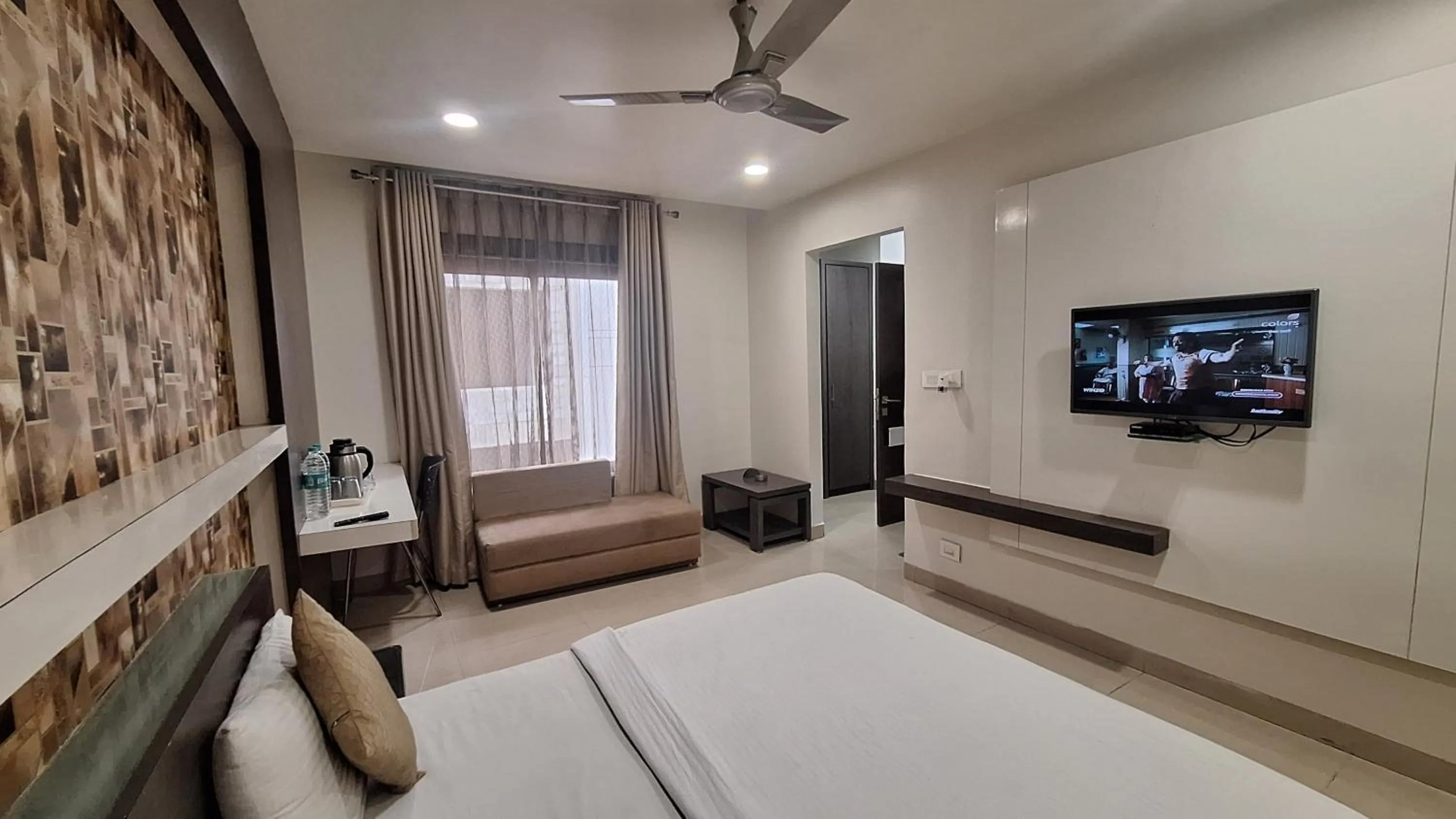 Photo of the whole room, Bed in Hotel Alankar Palace